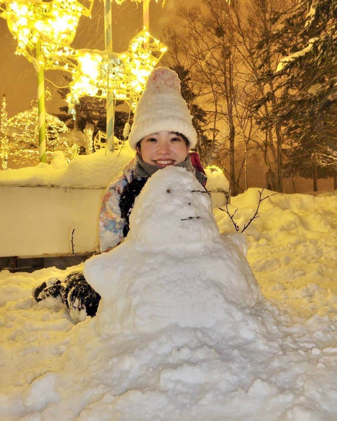 濱村春香のインスタグラム：「. 寒いうちに載せておきたかった写真❄️ この歳になっても 雪だるま作りと雪合戦は楽しい☃️  #北海道旅行 #雪だるま #雪景色」