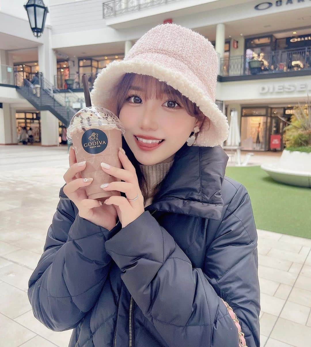 加藤里奈のインスタグラム：「⋆ 大好きGODIVA😘 みんなショコリキサーは カカオ何%がすき？🍫  #ootd #fashion #instafood #instagram  #hairstyle #outfit #code #instafashion  #ファッション #撮影 #ヘアスタイル #ヘア  #コーディネート #コーデ #今日の服」