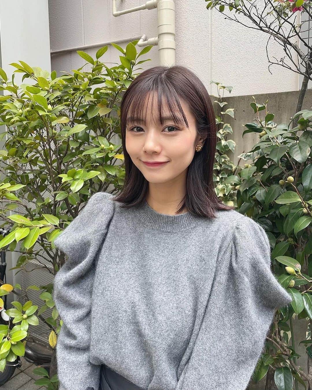 杉浦みずきのインスタグラム：「. new❤︎ ばっさり切りました✂︎ その場のノリと気分で😂 大人になってから考えると今までで一番短いかも カラーもいい感じ🥹🤍  @tenhouo」