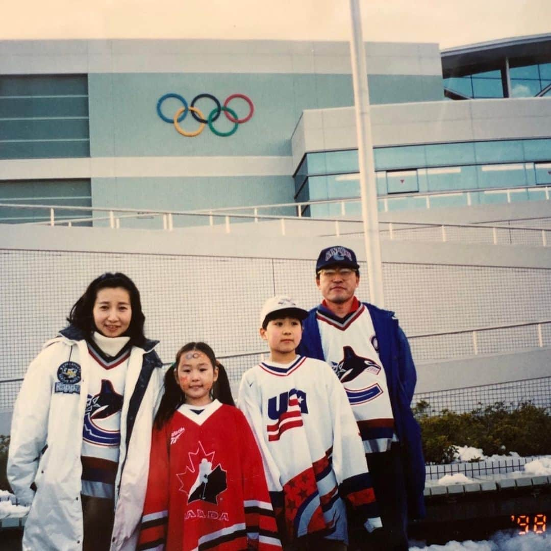 菊池沙都さんのインスタグラム写真 - (菊池沙都Instagram)「25年前のちょうど今頃 この会場で長野オリンピックを実際に観戦し 夢を見つけることができたから ここまでアイスホッケーを続けてこれたし 本当に本当に沢山の経験と出会いという かけがえのない宝物ができました❤️‍🔥  笑空もいつか素敵な夢に出会えますように⭐️  #25yearsago#naganoolympics #オリンピック#長野オリンピック #アイスホッケー #Yzerman#アイザーマン #ブライアンリーチ 好きな言葉は#夢#dream」2月20日 20時03分 - satochin30