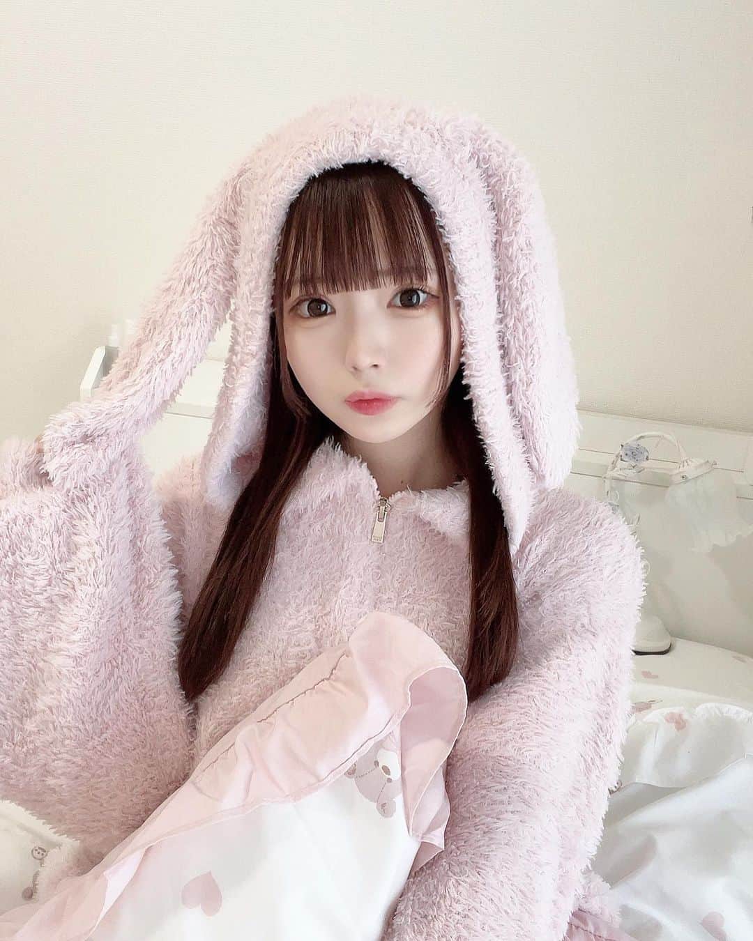 のインスタグラム：「みてー可愛いベッドシーツと間接照明❤︎ お部屋可愛くするとテンションあがるよね( •̤ᴗ•̤ ) . #ロマプリ #ルームウェア #アイドル」