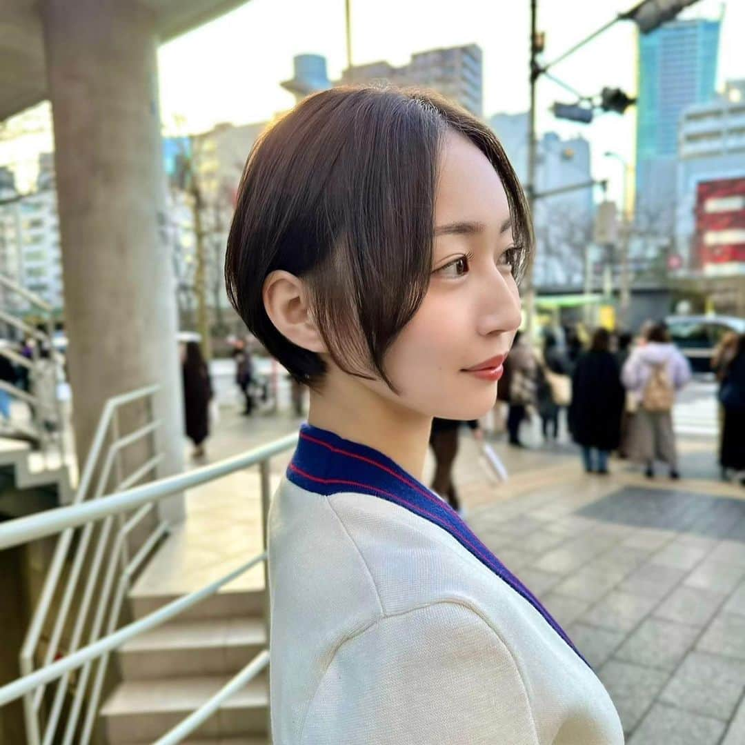 高橋美憂さんのインスタグラム写真 - (高橋美憂Instagram)「安定のショート✄  この後プチぎっくり腰なるとは思ってもないすまし顔🥹  #ショートカット  #サロモ #サロンモデル  #ポートレート #撮影」2月20日 20時17分 - miichan_0630