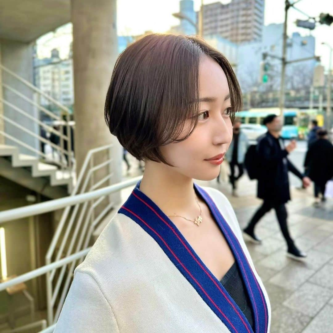 高橋美憂さんのインスタグラム写真 - (高橋美憂Instagram)「安定のショート✄  この後プチぎっくり腰なるとは思ってもないすまし顔🥹  #ショートカット  #サロモ #サロンモデル  #ポートレート #撮影」2月20日 20時17分 - miichan_0630