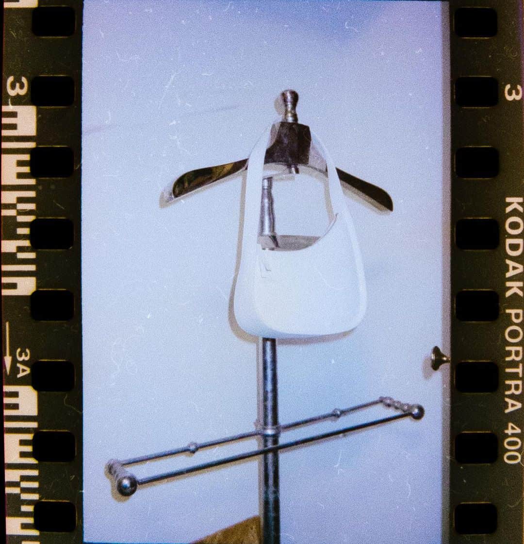 のインスタグラム：「Film dump 🎞️♥️ I only got 3 pics 🤣 I really love this bag so much lately 🤍 @therow Tnx @fwrd 🫶🏾 Swipe left to see  @virgilabloh @mercedesmaybach 🌹❤️‍🔥 #ルックフォワード」