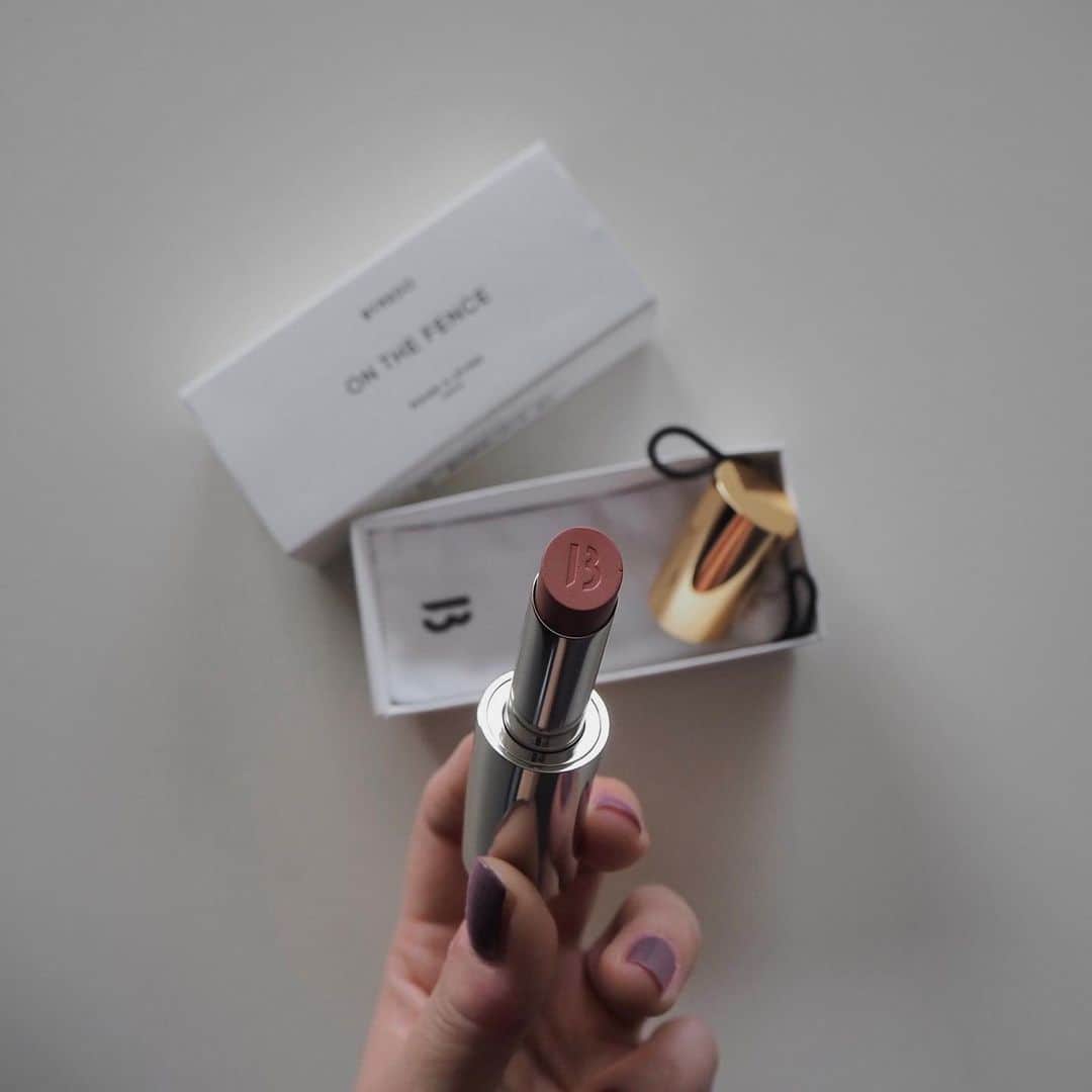 naho_7のインスタグラム：「. Got a nude pink lipstick: a new color from the Spring 2023 collection🌸 I also love the curvilinear form🤍  ストックホルムのバイレードで 春に向けてヌードなピンクリップを新調。  普段ピンク系のリップはあまり選ばないけど イエベの私でも大丈夫な色味が新鮮。 顔が一瞬で春になる☺️ このフォルムも好き◎  #byredo #byredomakeup #byredolipstick #バイレード #春リップ #イエベメイク #イエベリップ」