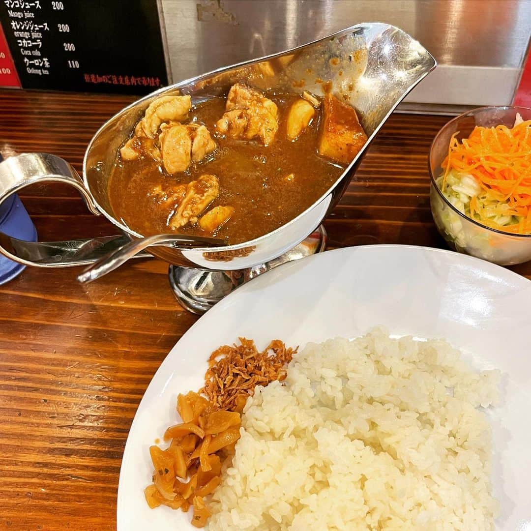渡辺祐のインスタグラム：「新橋「カリカル」 #印度カレー 新橋の昼は12時少し前からの各店の行列に始まり、それぞれのカウンターがフル回転し、13時頃にはその列が消えて終わるのであります。なんたる効率。なんたるサラリーマン魂。そういう意味で #カウンターカルチャー ここにあり。意味違うけど。 #具が多い」