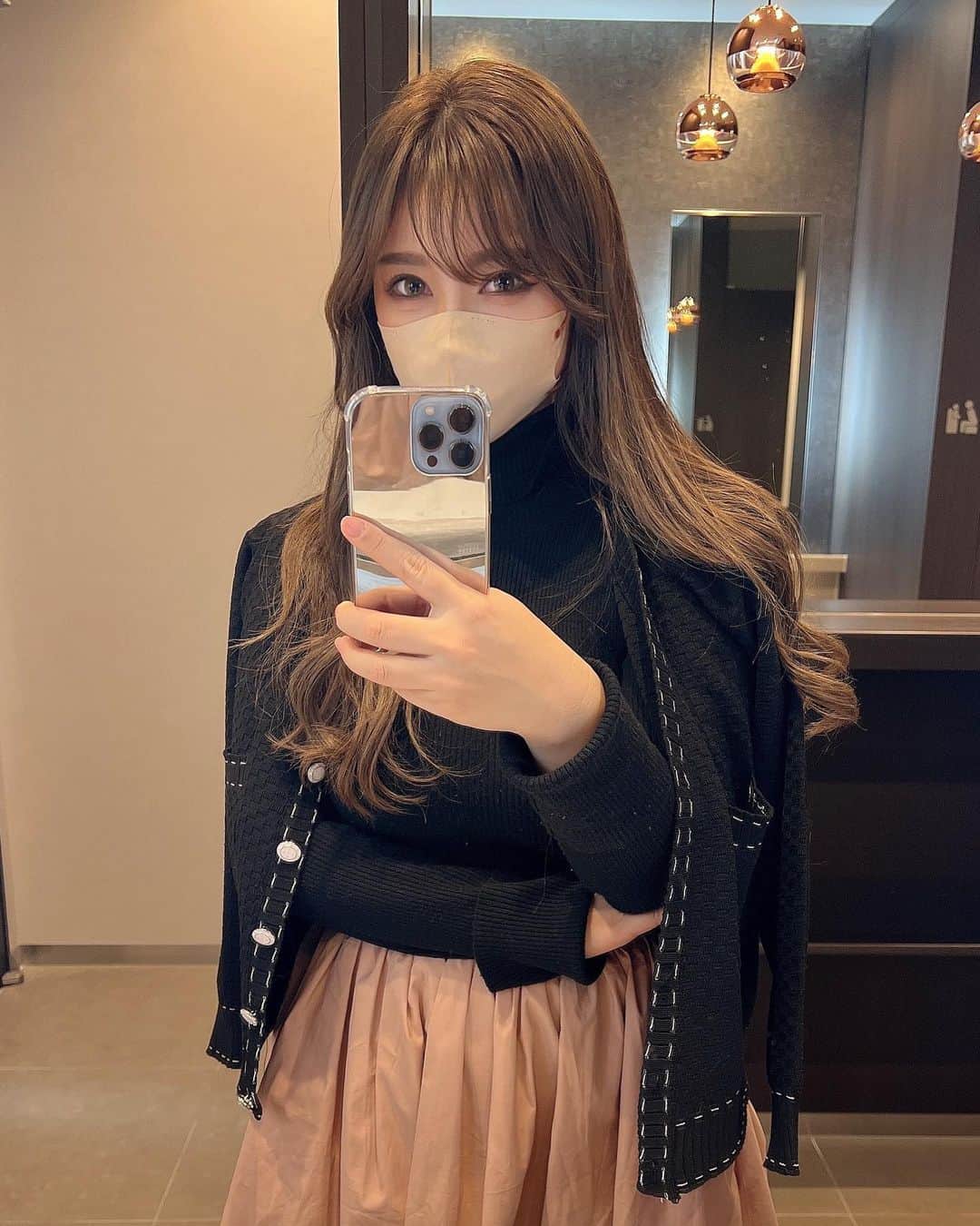 のインスタグラム：「久しぶりに美容クリニックに🏥❤️ ⏩スライドしたら動画何個かあります💕 施術動画の右側見てほしい😭❤️打ち始めたばっかでこれよ🥹 (ちなみにそーーっと機械が触れてるだけだから 決して肌を持ち上げてるとかはない🥹)  にゃんこドクターこと 土田院長先生の元へ😻✨  動画の土田先生への"にゃんにゃん"のフリも 急にしたのに、しっかり応えてくれるあたりナイスすぎる🥹笑 ⁡ 湘南美容クリニック江坂院で ウルトラリフトプラスっていう 私の大好きなハイフ施術してきたよー😍💕  ウルトラリフトプラスは 皮膚の4.5mm 3.0mm 2.0mmの 異なる3層の深さにトリプル照射する😍 小じわやたるみの改善、肌のハリ リフトアップの効果があるよー❤️🫶 痛みも少なくてダウンタイムもなし✨ ⁡ 昔からハイフ大好きで ずっと通ってたんだけど💕 妊娠、出産してからずっと行けてなかったから 久しぶりに行ってきた〜😍 ⁡ 院長先生がほんま優しいーー人で😍 まさかの私と一緒のにゃんこ🐈好き❤️ にゃんこ話で盛り上がりまして…🥹 話し方の雰囲気とか含めて 信頼できる方だなーと確信🥹💕 ⁡ 医療ハイフはほんまに一回だけでも キュキュってお顔ライン上がるから やっぱり好きやわー😍 一気に小顔になるし今回も大満足でした✨✨ ⁡ 私は糸リフトとかした事なくて😭 やっぱり怖いからちょっと勇気は出ないー😭💦 だから医療ハイフが私にはすごく合う😍❤️❤️🫶 １０年後の自分のために コツコツと出来る美容をしていきたいなー😍❤️ 今しとくだけで、４０代全然違うと思う😭💕 ⁡  カーディガンは @mirror.me_official の❤️🫶 【コットンステッチラインポケットカーディガン　２色展開】 大ヒットカーディガンだよー😍かわいすぎる💕 ーーーーーーーーーーーーーーーー 他にも面白リールや旅行、育児など たくさんのコンテンツをあげています 忘れないように【保存】がおすすめ🙆‍♀️ ーーーーーーーーーーーーーーーー アパレルショップを３ショップ運営しながら 家族気ままに旅行ライフ✈︎🤍男の子ママ ▶︎ @chiho_mirror.me   #湘南美容クリニック江坂院 #ウルトラリフトプラス #医療ハイフ  #湘南美容クリニック  #小顔  #美容ハイフ  #ハイフ #小顔矯正」