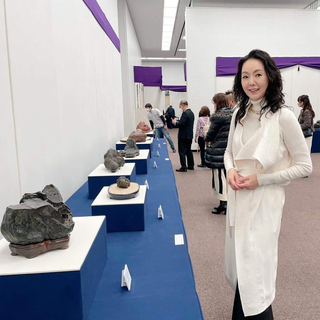 のインスタグラム：「私の趣味に "水石"すいせき、というものがあるのですが先日、上野の美術館で行われた水石展に伺いました✨  水石は盆栽と並び８００年以上の歴史があると言われており日本の伝統文化と言えます。 戦国の武将が戦いに行く際に水石を持って行き飾って心を落ち着かせいたという逸話がある石もあります。  名家に代々伝わる石は歴史的に有名な方が歌をよみ、絵を描き、価値が出ていったものも。  ただそこにあった石に美しさを見出し愛でて情緒的な心で見つめる文化は日本ならではだと思います。  河原や山、海などで見つけた自然石を洗い、育ててしつらえ、台座を作り様々な情景に見立て表現する世界です 展示されたほとんどが天然の石なんですよ  地球の一部である石、それに悠久の時を感じながら心の旅をする、といった感じです。  私の水石歴はもう１５年くらいになるでしょうか、、子供の頃から水晶の原石が好きだったので石好きは生涯に渡って、、と言えるかもしれません😂  そして、この度とても素敵なご縁を頂き水石の雑誌 "愛石"5月号から連載をさせて頂くことになりました！  まさに水石の雑誌。前から拝読していましたがまさか、連載とは！ 色々な方や場所に取材も行きますのでとても楽しみです。  是非、水石にご興味のある方は "愛石"手にとってくださいませ。  @elsa2162   ↑写真にタグ付けもしておりますが、こちらをタップして愛石のページに行っていただきHPに詳細が書かれています  是非、奥深い水石の世界をご覧下さいませ🙇‍♀️🪨  #愛石  #水石  #すいせき  #石  #aiseki  #連載  #suiseki」