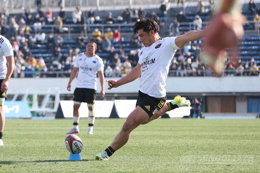 中村亮土のインスタグラム：「元サッカー少年です⚽️ 意外と蹴れちゃったり！  #leagueone  #sungoliath」
