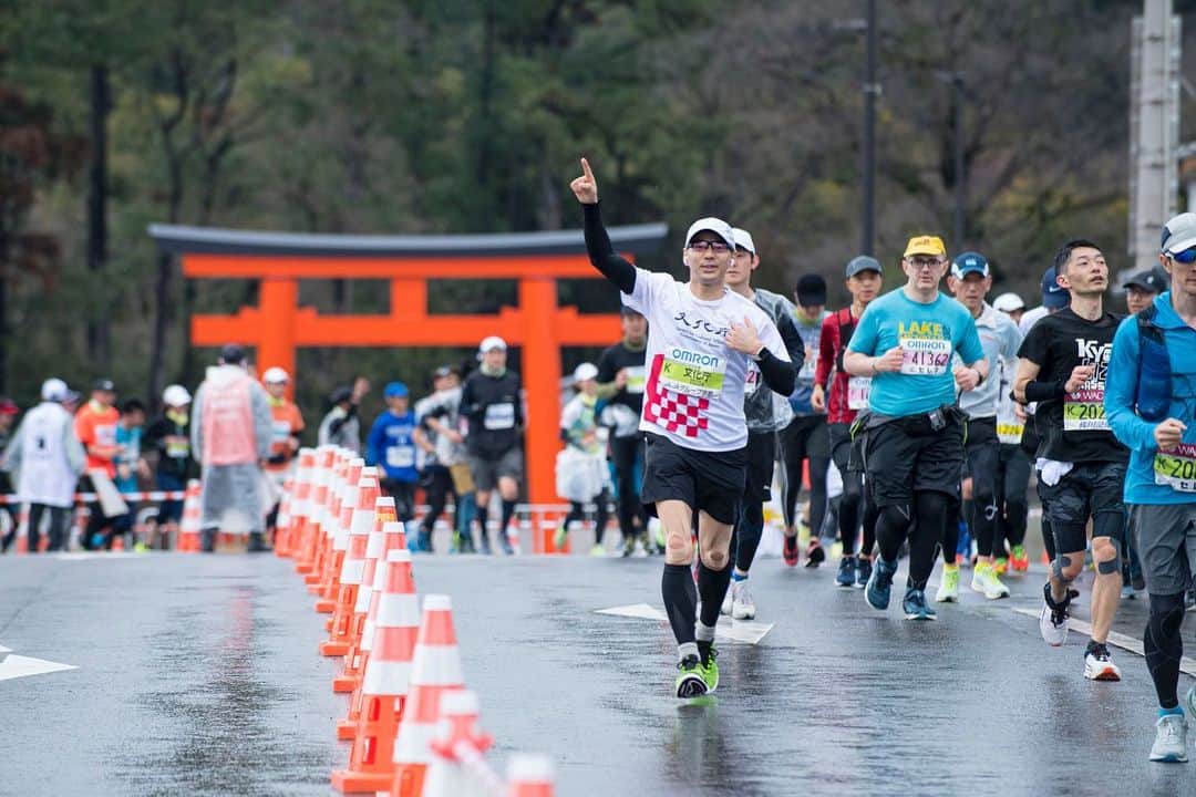山本左近さんのインスタグラム写真 - (山本左近Instagram)「京都マラソン2023に参加し、完走しました。  今年3/27に文化庁が京都に移転するので、そのPRのため文化庁職員の有志とともにチーム文化庁で参加しました。  沿道では多くの皆様に文化庁頑張れ！文化庁待ってるよ！とお声掛けをいただき、ありがとうございました！  最近は全く走る機会もなく、ぶっつけ本番の状態で臨んだので、ラスト10kmは当然のことながらめちゃくちゃキツかったんですが、なんとか走り切り完走することができました。 よく考えたら普通の42kmのマラソン大会は初参加。 (過去にはサハラ砂漠マラソンと宮古島100kmマラソン経験あり) しかも、こんなに雨の降る中での大会も初っと初めてづくしで良い経験になりました！  #文化庁 #京都 #移転 #京都マラソン2023」2月20日 20時40分 - sakon_yamamoto