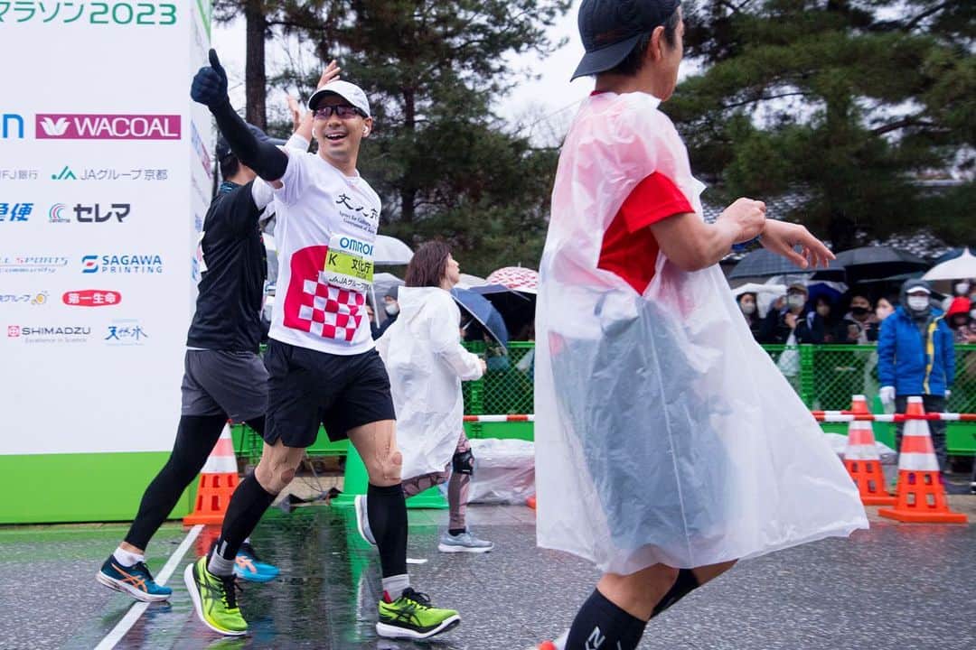 山本左近さんのインスタグラム写真 - (山本左近Instagram)「京都マラソン2023に参加し、完走しました。  今年3/27に文化庁が京都に移転するので、そのPRのため文化庁職員の有志とともにチーム文化庁で参加しました。  沿道では多くの皆様に文化庁頑張れ！文化庁待ってるよ！とお声掛けをいただき、ありがとうございました！  最近は全く走る機会もなく、ぶっつけ本番の状態で臨んだので、ラスト10kmは当然のことながらめちゃくちゃキツかったんですが、なんとか走り切り完走することができました。 よく考えたら普通の42kmのマラソン大会は初参加。 (過去にはサハラ砂漠マラソンと宮古島100kmマラソン経験あり) しかも、こんなに雨の降る中での大会も初っと初めてづくしで良い経験になりました！  #文化庁 #京都 #移転 #京都マラソン2023」2月20日 20時40分 - sakon_yamamoto