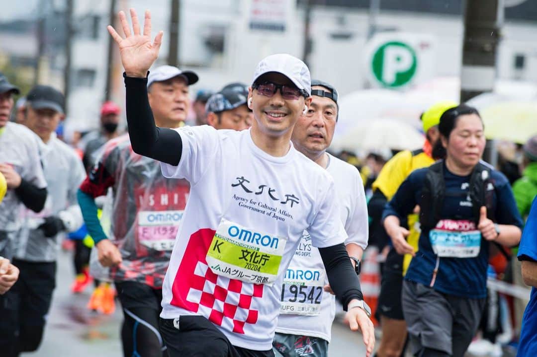山本左近のインスタグラム：「京都マラソン2023に参加し、完走しました。  今年3/27に文化庁が京都に移転するので、そのPRのため文化庁職員の有志とともにチーム文化庁で参加しました。  沿道では多くの皆様に文化庁頑張れ！文化庁待ってるよ！とお声掛けをいただき、ありがとうございました！  最近は全く走る機会もなく、ぶっつけ本番の状態で臨んだので、ラスト10kmは当然のことながらめちゃくちゃキツかったんですが、なんとか走り切り完走することができました。 よく考えたら普通の42kmのマラソン大会は初参加。 (過去にはサハラ砂漠マラソンと宮古島100kmマラソン経験あり) しかも、こんなに雨の降る中での大会も初っと初めてづくしで良い経験になりました！  #文化庁 #京都 #移転 #京都マラソン2023」