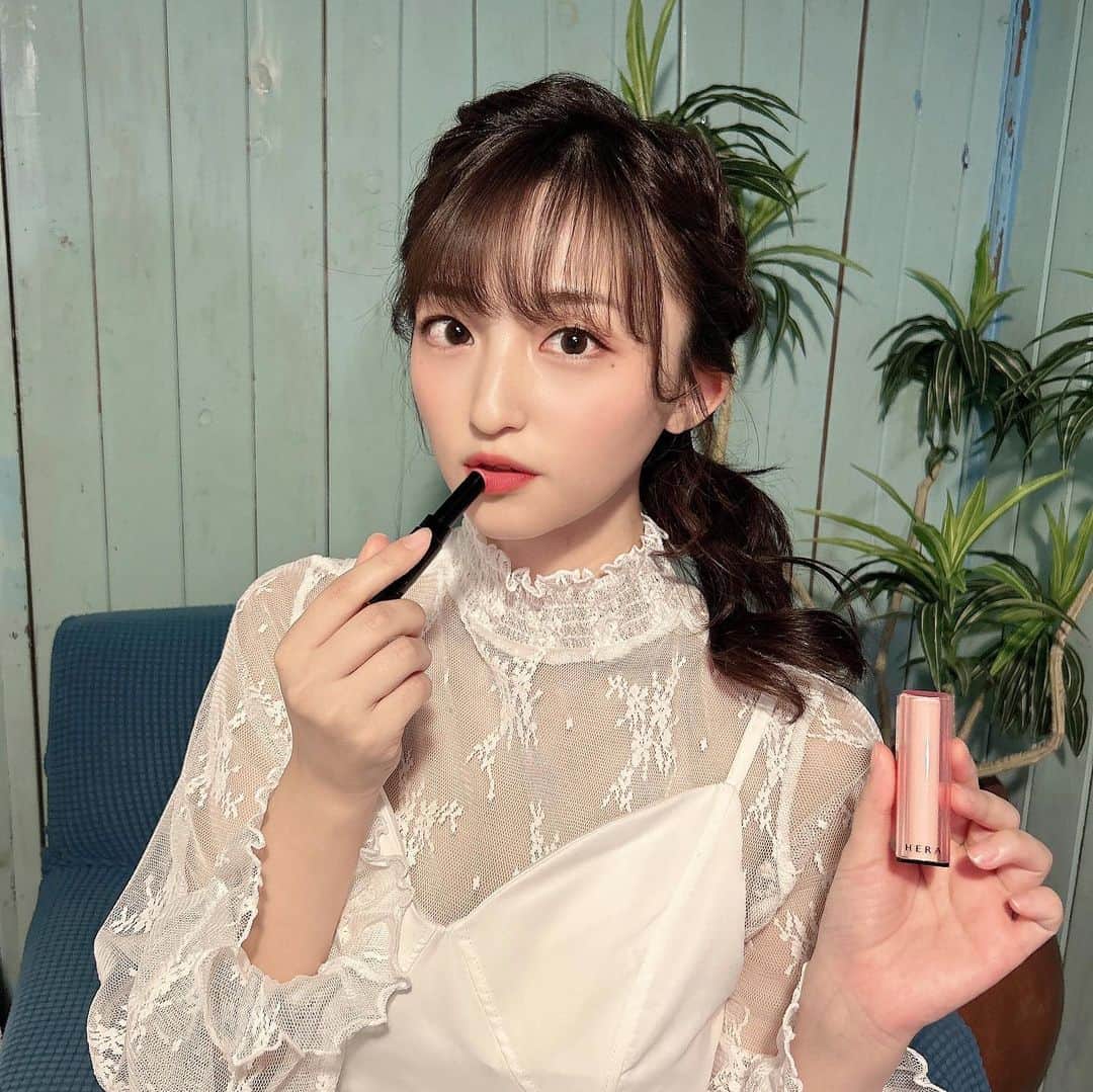 石井陽菜のインスタグラム：「⁡ ⁡ ⁡ HERA💄( @herabeauty_official ) 「センシュアルヌードリップバーム」112 BORN FREE すごい滑らかで潤う！ それでいてナチュラルな発色をしてくれるお気に入りのバーム✨ ⁡ ナチュラルメイクの時とか普段使いにぴったりの色で毎日持ち歩いてるよ〜🚶‍♀️ ⁡ ⁡ 楽天で購入できますので是非♪ ⁡ ⁡ 　 #Hera#ヘラ#30時間保湿#ボリュームメイクグロス#ヘラnewヌードバーム#pr#新作リップ#韓国コスメおすすめ#ツヤリップ#おすすめリップ#heraglobal」