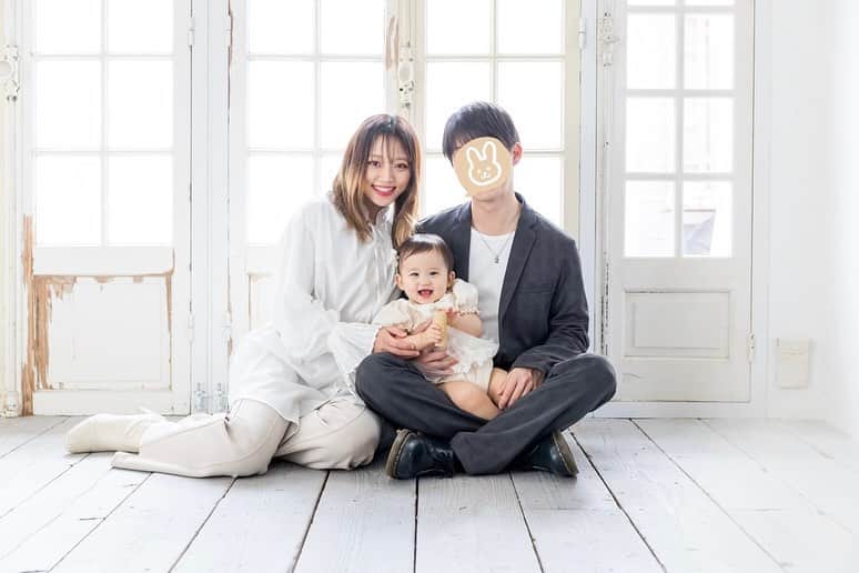 Risaのインスタグラム：「𓂃𓈒𓏸  家族写真🌼  3人でいるときのことちが1番かわいい表情してて、幸せすぎる🥹💓 　  　 　 #1歳バースデーフォト  #ファーストバースデー  #お誕生日フォト  #1歳　#1歳児 #令和4年ベビー#育児記録 #赤ちゃんのいる生活  #ママ#女の子ママと繋がりたい  #ベビグラム #親バカ部  #ig_baby #女の子ベビー  #育児日記#ママカメラ#プレママ #ママライフ#こどものいる暮らし #我が子大好き #我が子は可愛い  #ウチの子が世界一可愛い」