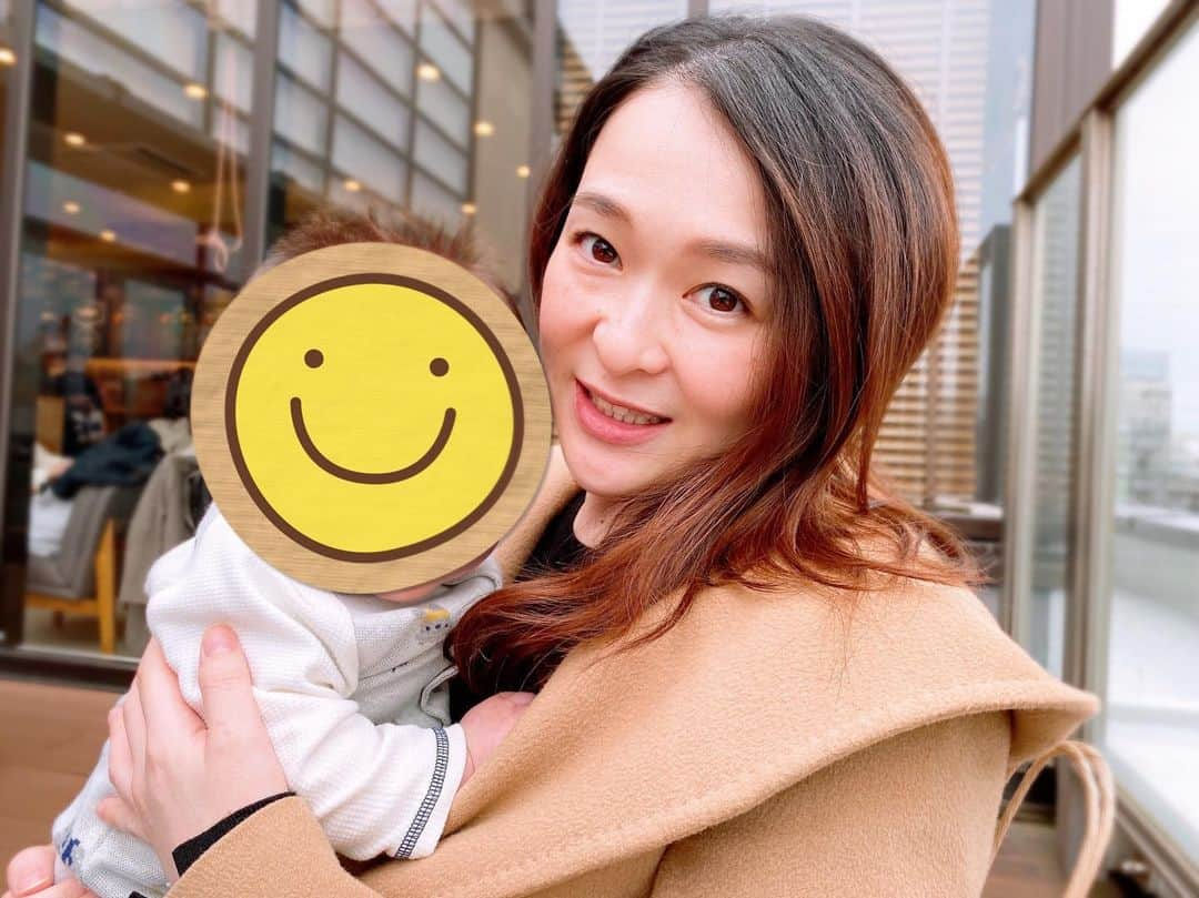 小野口奈々さんのインスタグラム写真 - (小野口奈々Instagram)「・ 2月も後半に入ってますが、今年最初の更新です！ 息子くんはすくすく成長してくれていて 一緒にお散歩するのが最近の楽しみ☺️ 少しずつ距離を延ばして、 行動範囲を広げていきたいと思っています✨  余談ですが、 この写真を見て髪を染めに行こうと 心に決めました🍮笑  #今年もよろしくお願いします #おそっ  #お散歩 #男の子ママ #福岡ママ」2月20日 21時07分 - nana0no