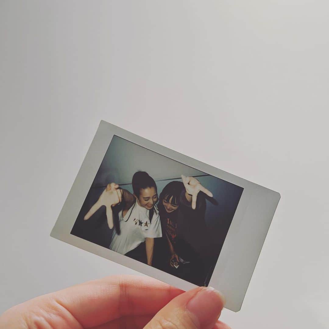 みなみのインスタグラム：「新山猫最終章 全公演無事終了しました🌈  気持ちを書こっと‪ ·͜·♡‬  前回の山猫では薙刀を使ったアクション 今回は刀でのアクション 私以外プロのアクションマンさん 正直凄いプレッシャーで 私はダメダメだと自己肯定感皆無の中 毎日涙目になりながら負けるもんかと思いながら稽古してた  そんな時華音さんが ずっとそばで みーちゃん大丈夫できる って毎日声掛けてくれて どうしたらいいのか分からない時も 一番に教えてくれて パニックになった時も 華音さんの存在のおかげで 笑顔で終わることが出来ました。  思いを綴るだけで涙が出る🥲  私ならできると信じてスパルタに教えてくれた優しい丸さん 私がメンタルううってなってる時に ずっと傍で声掛けてくれてた華音さん 稽古を止めて私のアクション練習してる時に周りで優しく見守ってくれてた皆さん  昨日舞台終わった後 みーちゃんは努力の結晶だねとか 今回ちゃんと楽しめてたかな？とか みんなみーちゃんが大好きだよとか こんなにも 優しさや気遣いや温かさに 包まれていて 信頼出来る所あるんだ、、と毎回思わされて 山猫終わりは本当に心の底から みんなとバイバイするのが寂しくて 終わって欲しくないって思う🥲  山猫と出逢えたこと 素敵な仲間の方たちと出会えたこと 大切な人に出会えたこと 間違いなく私の財産です！  本当にありがとうございました✨」
