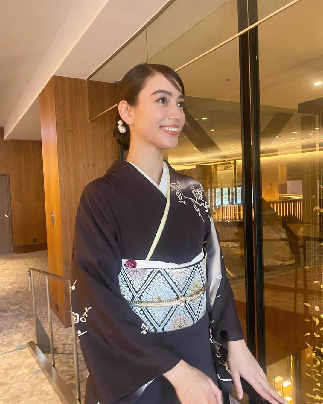 滝沢カレンのインスタグラム：「お友達の結婚式へ初めてお着物で行った日です💖  お着物を決める時間からヘアメイクしてもらい一日過ごした時間まで全部が私には幸せに楽しかったです☺️  お洋服も大好きな私は知っていましたが、 和服もこんなにも嬉しくなる私は知らなかったです。  初めてお仕事以外でお着物が着れてすごく嬉しかったです💕✨  あまりに可愛いお着物でしたから、主役でもないのに隅を見つけてはたくさん写真頼んでしまいました😅(ずうずうしい)  お着物を一緒に選んでくださった着物スタイリストの藤本さんがたくさんお着物ひとつひとつの絵柄の理由や物語を教えてくださいながら決めたのでこの梅の花のお着物は余計にお気に入りです☺️  そして私生活だというのに和風なヘアメイクしてくれた仲良しりかりん🥹  お二人ともたくさん ありがとうございました😆❤️‍🔥  素敵な一日に変身させてくださいました☺️」