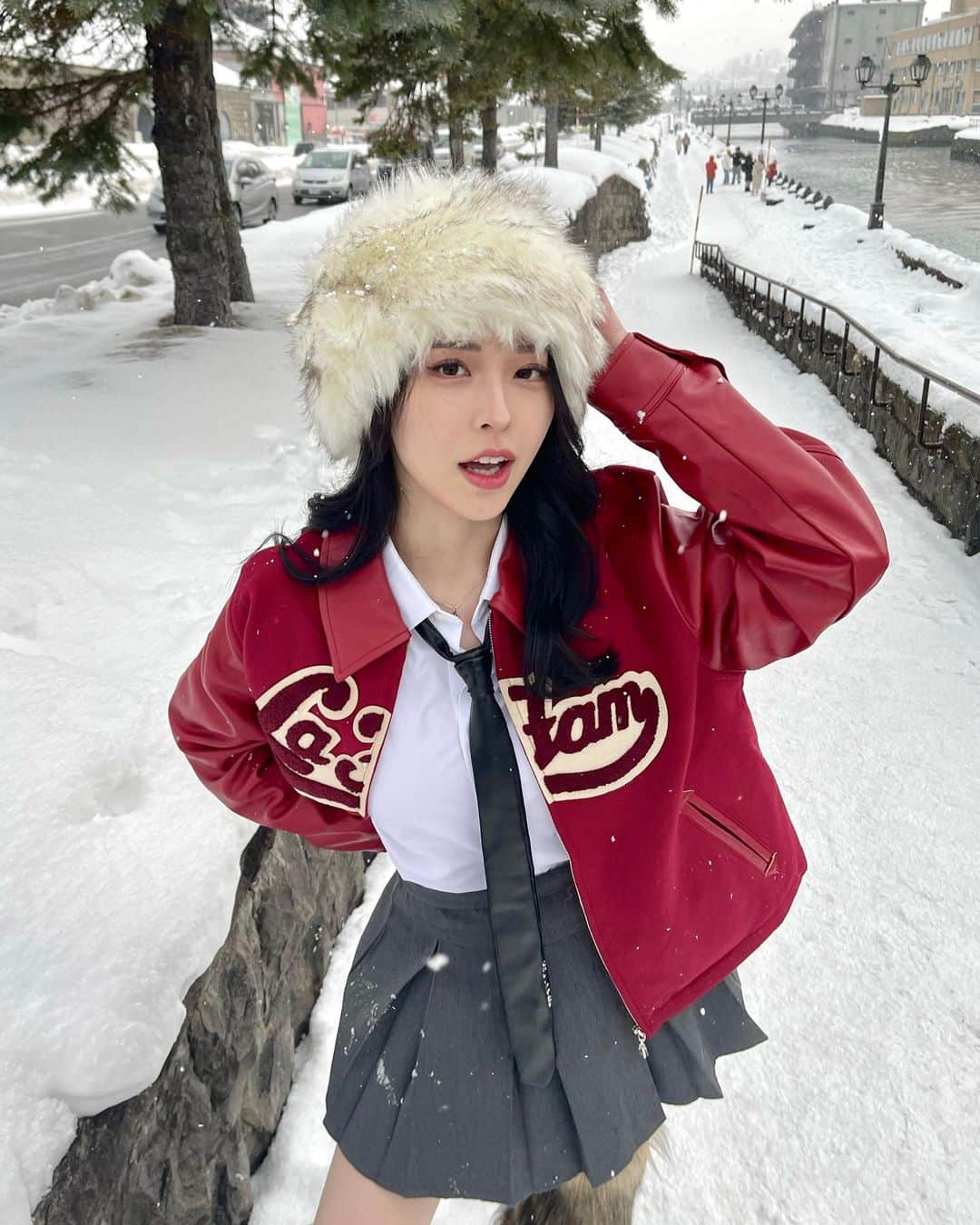 のインスタグラム：「luv Hokkaido ✧*❄️ Where shall we go next? . 帽子かぶると前髪潰れるから脱げなくなるよね笑 もう北海道行きたい～次はどこ行こうかなあ✈️🤍」