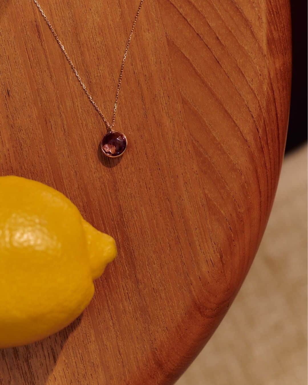 MARIHA Official Instagramさんのインスタグラム写真 - (MARIHA Official InstagramInstagram)「. 美しく透き通るクォーツが、胸元で虹色の輝きを放つ「Prism」アメシストのネックレス。まるで朽ちることのない永遠の果実のように瑞々しく、フレッシュなオーラを醸し出すジュエリーは、新しい季節の始まりにぜひ。マイナスをプラスに変える力があると信じられているアメシストが、新たな始まりを祝福し、明るい未来へと導いてくれるようです。  #mariha #jewelry #amethyst #誕生石 #天然石」2月20日 21時30分 - mariha_official