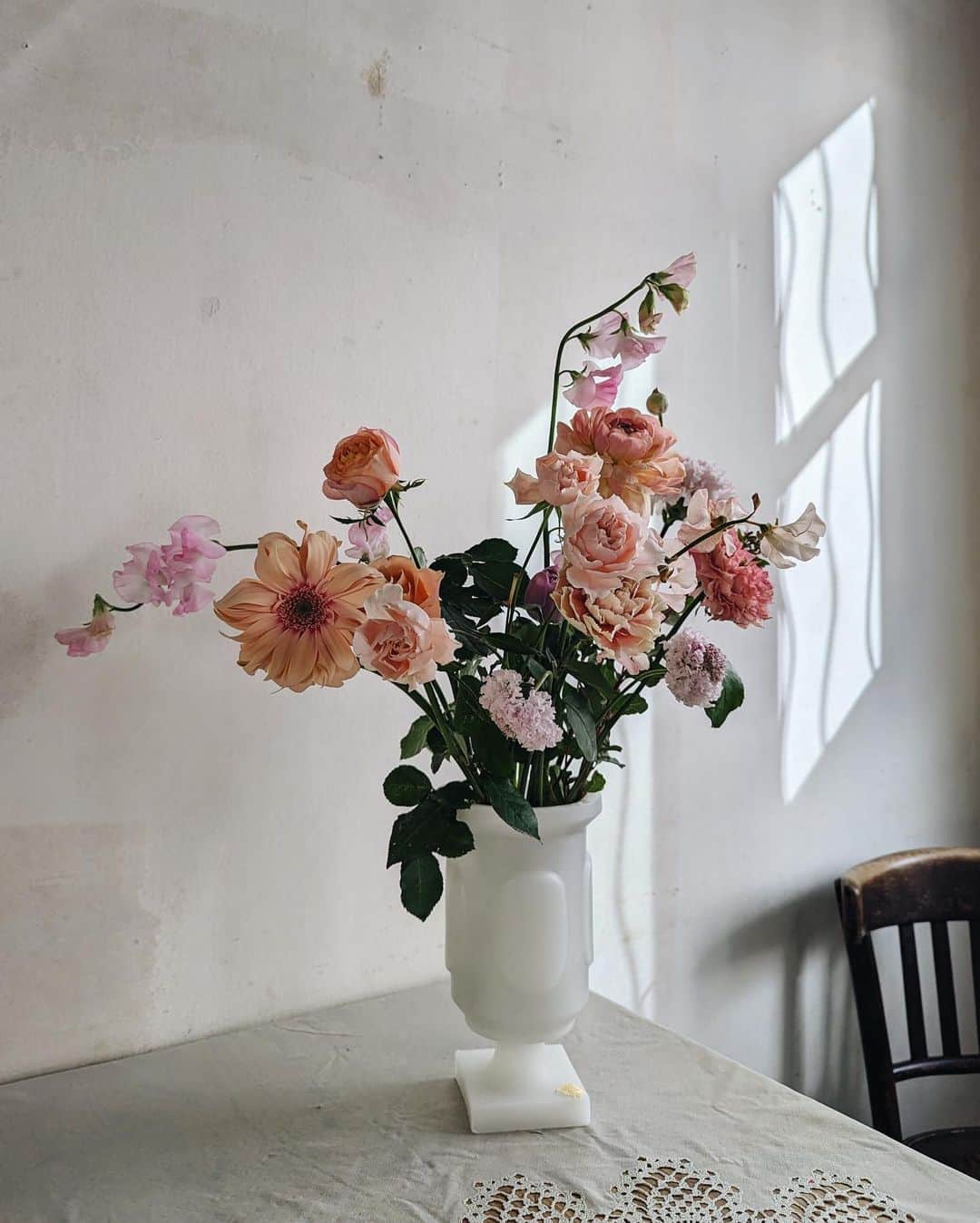 佐々木茜さんのインスタグラム写真 - (佐々木茜Instagram)「. . 最近のピンクいろいろ。  1-3枚目 使ったお花たちを片付ける前に適当に入れただけで可愛かった(可愛すぎた)ので撮った、 @diptyque のフラワーベースはいったい今西暦何年なのかしら？と錯覚してしまう。2023年です。 このオーバルが・・どの角度から眺めても美しい・・ お花の美しさってなんなんだろう。 お花屋さんでもう少し小ぶりなのないかなー、とか、あっツボミが多めのがいいんだけどなー、ピンクもう少し強いのでないかな、とか思って選んでしまう時があるのですが、日々家の中で目に入ると花の香りとか美しさががんがん伝わってきてあぁ花は私のためじゃなくて自分のために咲いているのに、なんか選んだりして、うーんとか その圧倒的な生命力の前に平伏してしまう(でもまた選ぶ)  4枚目 @hampsteadtea のハーブティー、水色の(ペパーミント&スペアミント)をしつこく購入し続けていて、先月ふと黄色(カモミール)買い足したら美味しかった！→黄色と水色の箱が並んでるの可愛い→ピンクも買おう→ピンク(ローズヒップ&ハイビスカス)もおいしいぃ〜。というわけできっと最後のオレンジ(レモン&ジンジャー)も近日中に買いそうですね。 かわいいメタリックなネイルは @amplitudebeauty 💅💗  5枚目 ずっと愛用している @zojirushi_official 。ピンクのタンブラーから、ピンク色のお茶を飲むなんて、ロマンティック💕  6枚目 スパークリングなピンクネイルは @nailsinc.jp のもの。ハイ スリープ トーカーというドリーミーな名前！4/5発売だそう🌷初夏に向けてぴったり。  7枚目 この冬も何色も購入した @sciuscia_ @2e_chests 、最近はピンクの出番多め。赤いパンツは @sunnastudios 、ピンクのトップスに合わせがち。  8枚目 毎日毎日ビーツを食べているので、ついに髪の毛がピンクになったよっ！という報告でしめます🌸🍑🧠🐽💗」2月20日 21時25分 - akane_madder2