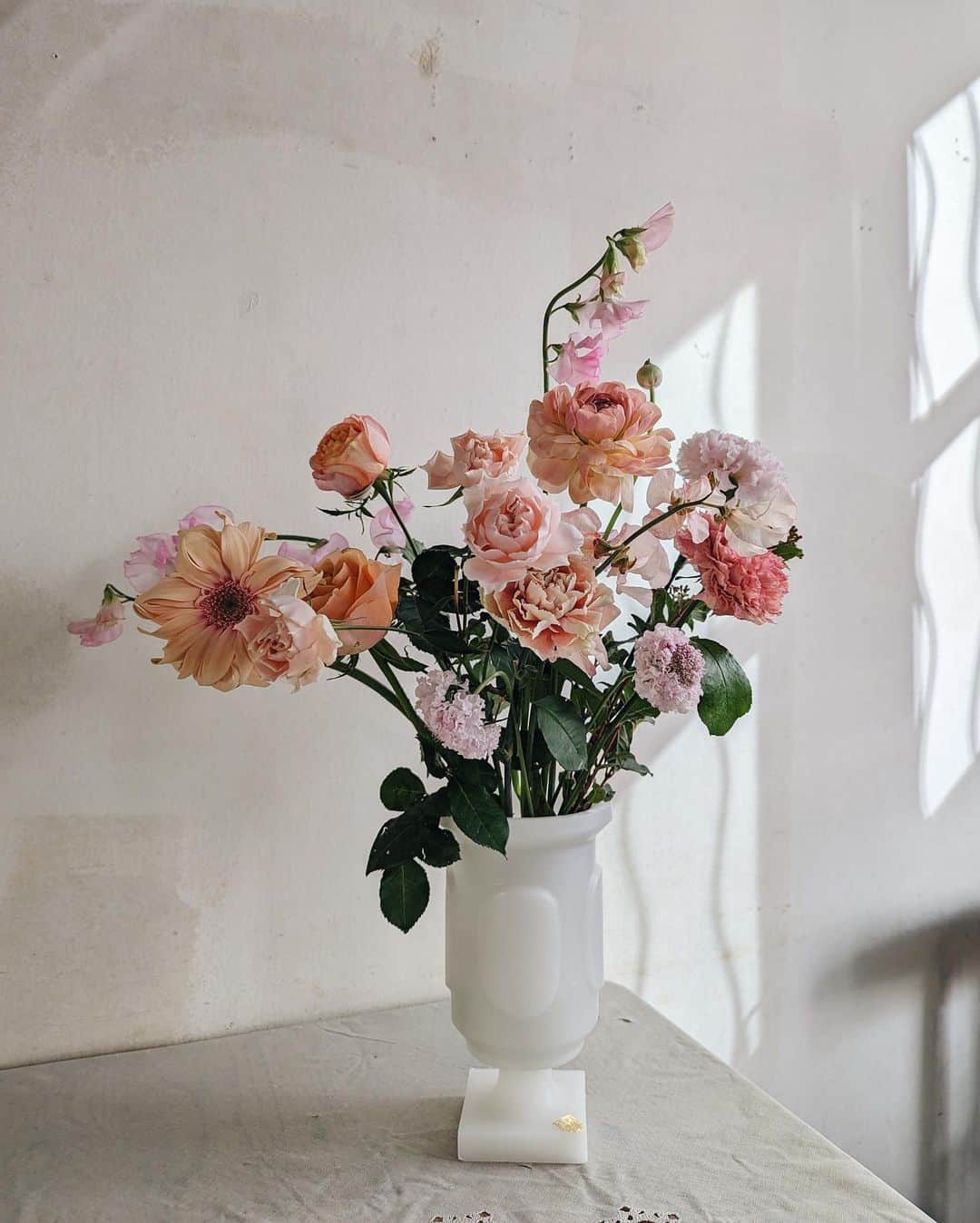 佐々木茜さんのインスタグラム写真 - (佐々木茜Instagram)「. . 最近のピンクいろいろ。  1-3枚目 使ったお花たちを片付ける前に適当に入れただけで可愛かった(可愛すぎた)ので撮った、 @diptyque のフラワーベースはいったい今西暦何年なのかしら？と錯覚してしまう。2023年です。 このオーバルが・・どの角度から眺めても美しい・・ お花の美しさってなんなんだろう。 お花屋さんでもう少し小ぶりなのないかなー、とか、あっツボミが多めのがいいんだけどなー、ピンクもう少し強いのでないかな、とか思って選んでしまう時があるのですが、日々家の中で目に入ると花の香りとか美しさががんがん伝わってきてあぁ花は私のためじゃなくて自分のために咲いているのに、なんか選んだりして、うーんとか その圧倒的な生命力の前に平伏してしまう(でもまた選ぶ)  4枚目 @hampsteadtea のハーブティー、水色の(ペパーミント&スペアミント)をしつこく購入し続けていて、先月ふと黄色(カモミール)買い足したら美味しかった！→黄色と水色の箱が並んでるの可愛い→ピンクも買おう→ピンク(ローズヒップ&ハイビスカス)もおいしいぃ〜。というわけできっと最後のオレンジ(レモン&ジンジャー)も近日中に買いそうですね。 かわいいメタリックなネイルは @amplitudebeauty 💅💗  5枚目 ずっと愛用している @zojirushi_official 。ピンクのタンブラーから、ピンク色のお茶を飲むなんて、ロマンティック💕  6枚目 スパークリングなピンクネイルは @nailsinc.jp のもの。ハイ スリープ トーカーというドリーミーな名前！4/5発売だそう🌷初夏に向けてぴったり。  7枚目 この冬も何色も購入した @sciuscia_ @2e_chests 、最近はピンクの出番多め。赤いパンツは @sunnastudios 、ピンクのトップスに合わせがち。  8枚目 毎日毎日ビーツを食べているので、ついに髪の毛がピンクになったよっ！という報告でしめます🌸🍑🧠🐽💗」2月20日 21時25分 - akane_madder2