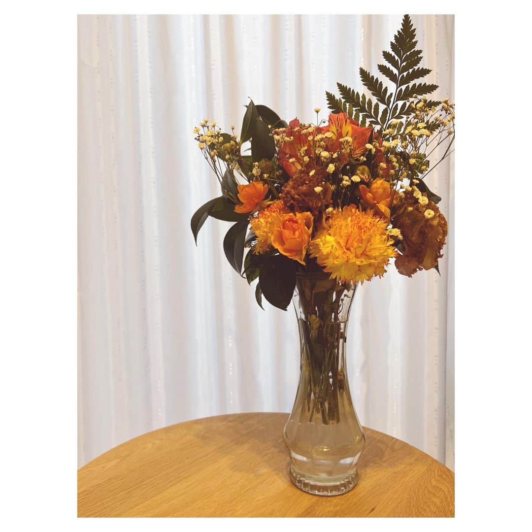 一木千洋のインスタグラム：「いただいたお花を花瓶に生けました。花束の時も綺麗だけど、また趣が変わって素敵です。  お花は気持ちが穏やかになっていいですね。  『Vtuberになってみせる！！』思い出写真たち  #かなちひ #一木千洋 #伊藤かな恵」
