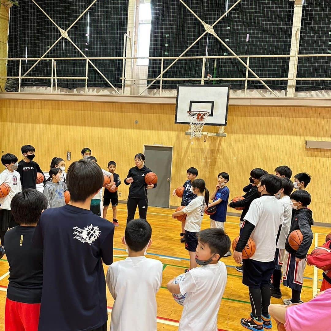 三好南穂のインスタグラム：「🏀福岡イベント🏀  一般社団法人ladderさん主催、 モンゴルさん、SPURTさん、ご協力のもと、 イベントが開催され、参加させていただきました😊   バスケットクリニックや、小・中学生対象のQ＆Ａ、社会人対象のトークショーなど、内容盛りだくさんのイベントでした！  子供たちと一緒にバスケをしたり、トークイベントをさせていただいたり、色々な経験でき、楽しかったです😊 ありがとうございました！！  #ladder」