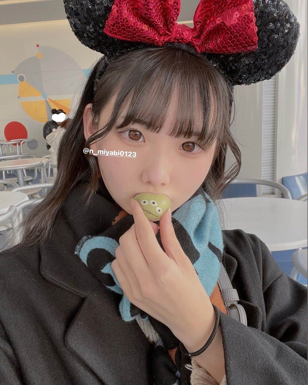 中野みやびのインスタグラム：「リトルグリーンまん   #リトルグリーンまん  #リトルグリーンメン  #ディズニー  #disney  #disneysea  #disneyland  #夢の国  #ディズニーランド  #ディズニーシー  #巻き髪  #ミニー  #mini  #viviennewestwood  #自撮り  #修学旅行  #jk  #fyp  #高校生  #中野みやび」