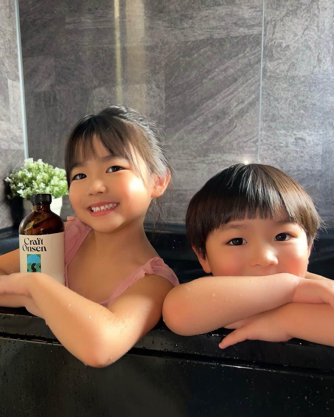 のインスタグラム：「#温泉のある暮らし ♨️ ． ． 温泉が大大大好きすぎる私は家族でよく温泉に行くんだけど… おうちでも温泉気分を愉しむことができるクラフト温泉湯河原をついに手に入れた((๑✧ꈊ✧๑))💓 ． 日本の資源である天然温泉と温泉成分を凝縮した鉱石を職人技によってブレンドした〈クラフト温泉〉は、自然界で温泉が生み出されるプロセスを丁寧に再現した、高濃度の新しい入浴液♨️ 日本各地のあらゆる温泉源の特徴を活かした最適な鉱石を調合することで、その地に根付いた天然温泉の成分濃度を極限まで高めているんだって✨ すごすぎない？🥰 温泉のあとのずっと続く身体ポカポカが大好き❤️ ． 私はAmazonで見つけて買ったよ☺️👌 温泉に行った時の写真を探してたら、りくがまだ小さい頃の動画見つけちゃった🤭💓 ． @craft_onsen  #クラフト温泉 #craftonsen #湯河原 #Amazon #入浴液#２児のママ#温泉 #旅館 #風呂 #半身浴 #鉱石 #癒し #天然温泉」