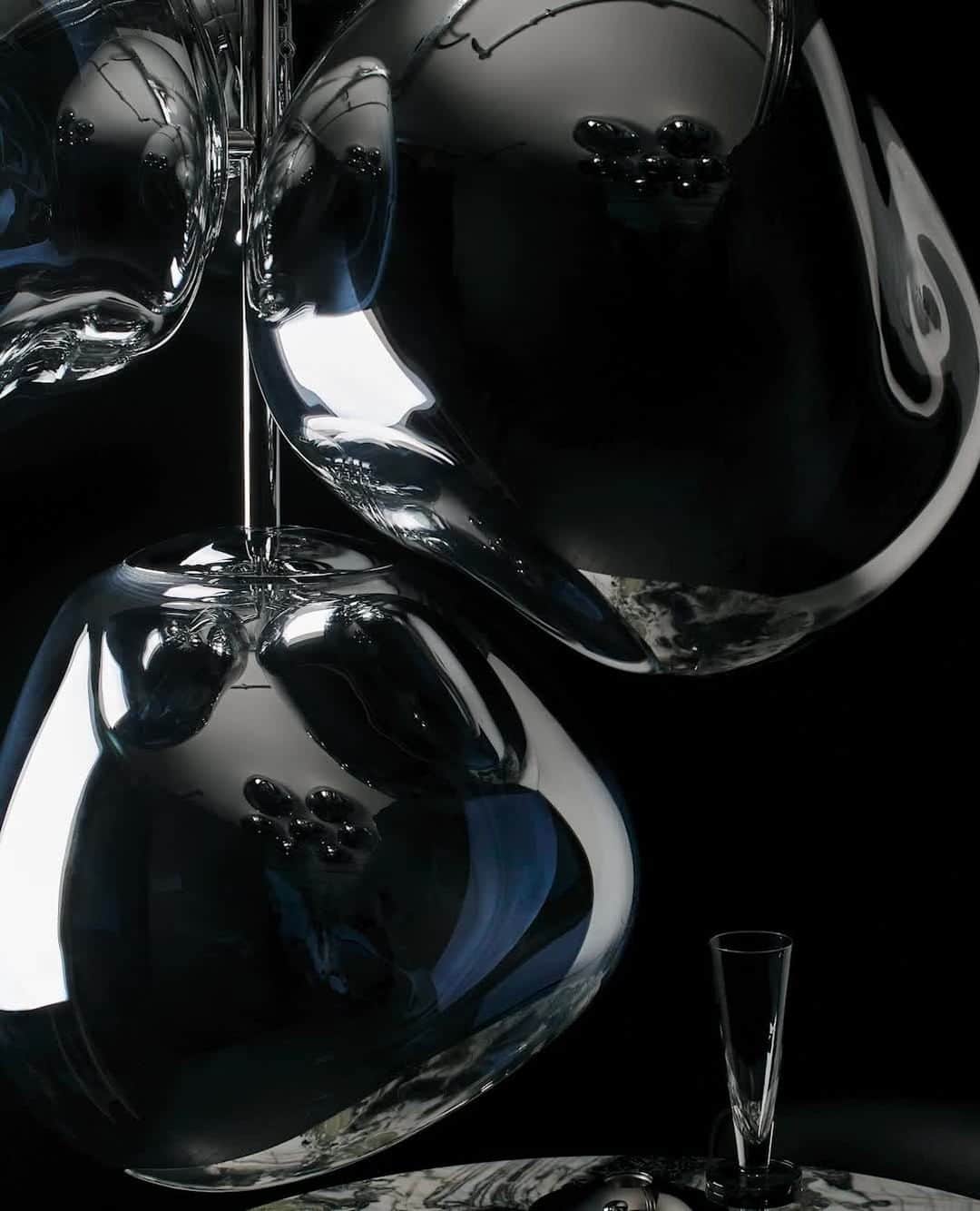 トム ディクソンのインスタグラム：「Our MELT Chandelier showing off its spectacular silhouette. Turn it on to create an extraordinary optic effect and cast an ethereal luminosity on your surroundings.」