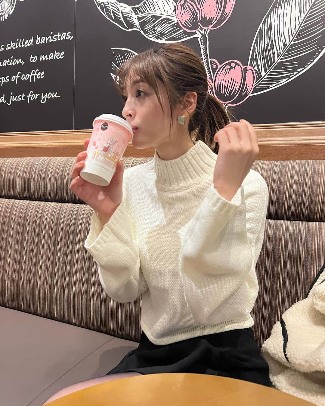 神部美咲のインスタグラム：「今日もコーヒー飲んで タイツとミニスカ履いて 過ごしました。笑」