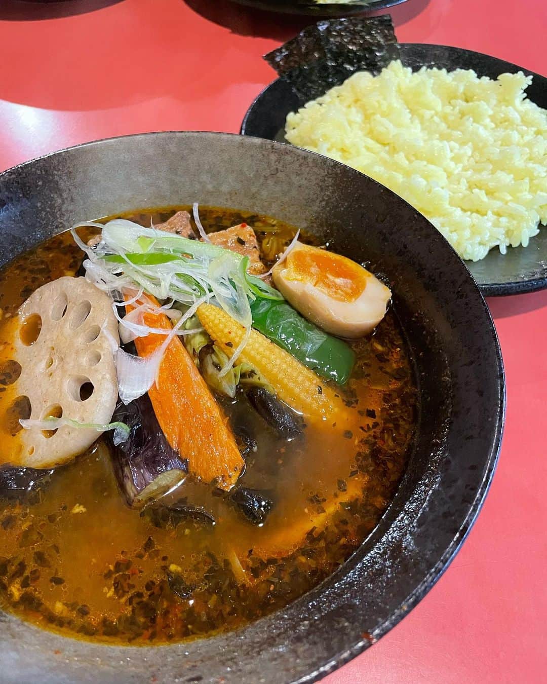 中田奈沙のインスタグラム：「Hakodate soup curry🍛 函館のスープカレー《吉田商店》  ポーク角煮カレー 辛さ4 地辛 きくらげトッピング  普段東京でスープカレー食べることは あまりないのですが 北海道で食べるスープカレーは なんで美味しいのでしょうか🤤✨  ほろほろトロトロの角煮と スパイシーだけど辛すぎないスープ シャキシャキ野菜 たまらんなぁ😋  #奈沙ログ #奈沙ログin函館 #奈沙ログin北海道  #奈沙旅in函館 #奈沙旅in北海道  #hakodate #hokkaido #soupcurry #yoshidashoten #吉田商店 #函館 #北海道 #函館グルメ #スープカレー #スープカリー」