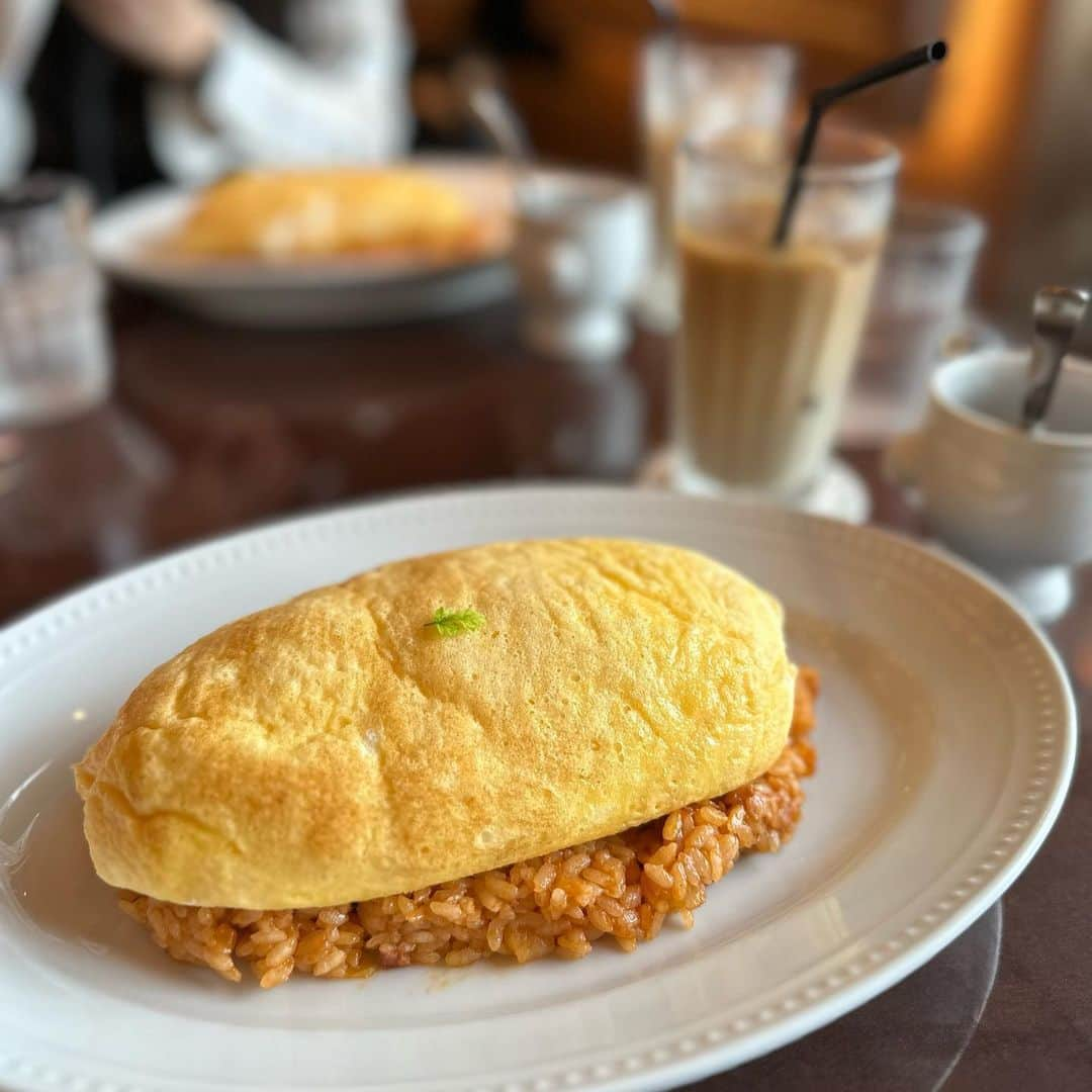 立澤香奈のインスタグラム：「ふわふわのスフレオムライス♡ 美味しかった☺️ 次はデザートも食べたい！ 他のオーバカナルにも行って タルトとかも食べてみたい🫶  そしてここは景色もすごく良くて、 ランチもディナーもおすすめできる🫶  #オムライス#スフレオムライス#ふわふわオムライス区#桜木町グルメ#桜木町カフェ#桜木町ランチ#auxbacchanales #cafeauxbacchanales#auxbacchanales桜木町#オムライスランチ#みなとみらいランチ#みなとみらいグルメ#みなとみらいカフェ」