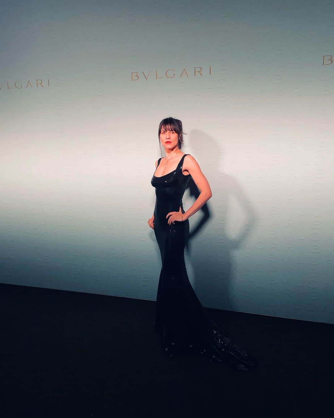 アナ・ウラルのインスタグラム：「Multifaceted // adamant // diamantine #berlinale2023 #spymaster #bvlgari #film #fashion #romaniandesigner #atubodycouture」