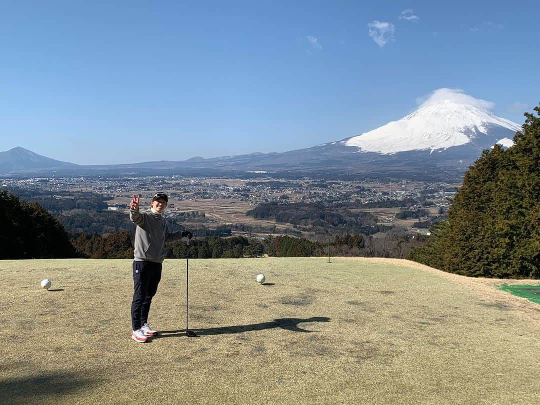 渥美万奈のインスタグラム：「今年初のゴルフ行ってきました😆  富士山が正面に😳 傘を被ってこんなに綺麗に見たの初めて  そして練習してないのが バレるような内容でした😂  いつもは安定するドライバーが 右に行きまくる…  苦手のアプローチが何故か 最後の方に良くなる😂  パターは安定←笑  2023年の目標は100を切る！！ 今回は遠ざかりましたが… とにかく経験を積むこと 身体を知ること ソフトと変わらない分析  楽しい🤭笑  まだまだ成長します☆あつみ  そのために下半身のトレーニングは 定期的にやりたいと思います👍  とりあえず見た目から固めていきます！  みねねぇちゃん 早く一緒にゴルフやろー？  @mine.yukiyo  @am.manager222   #ゴルフ #2023初 #散々 #東名富士カントリークラブ  #あつみね活動 #あつみね #ソフトボール #女子ソフトボール #男子ソフトボール #オリンピア #セカンドキャリア #ソフトボール普及活動 #ツクツク #あつみねふぁ〜む #あつみんち #あつみねわくわくプロジェクト #みんなで街づくり #ポイントで繋がろう #ソフトボールを盛り上げよう」