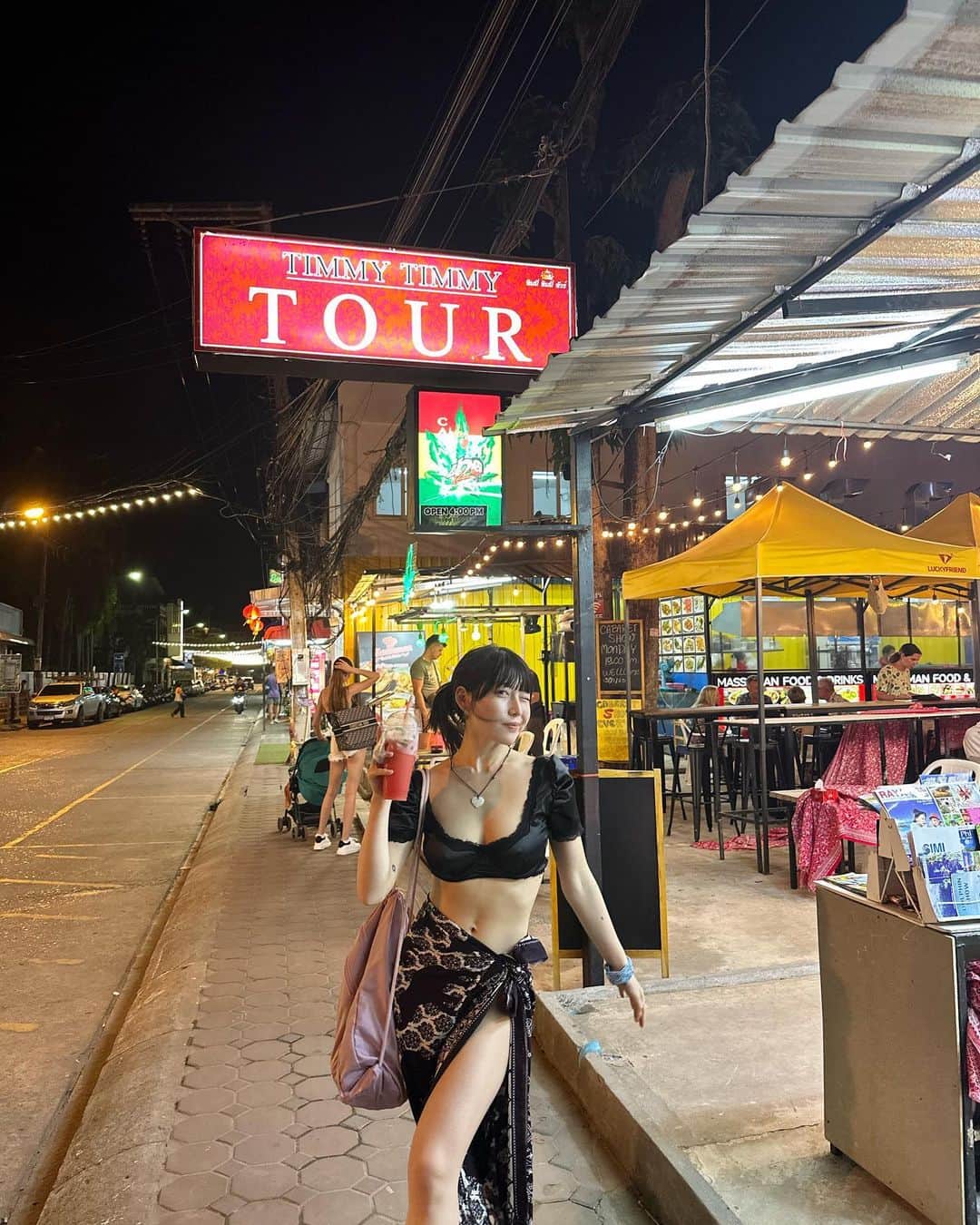 柚月瀬那のインスタグラム：「Phuket night 🌴🍉🥗🍛🥥 my fav was watermelon juice🍉💯💯💯 スイカジュースとココナッツジュースずっーと滞在中飲んでました💯」