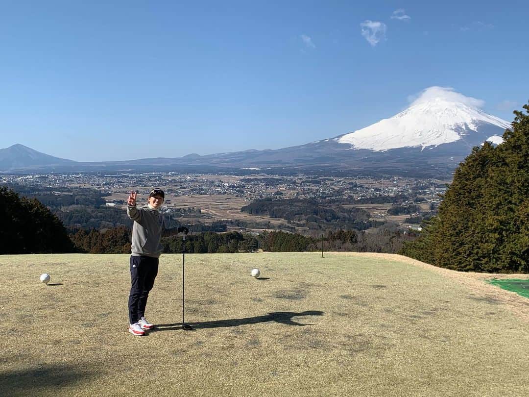 渥美万奈さんのインスタグラム写真 - (渥美万奈Instagram)「今年初のゴルフ行ってきました😆  富士山が正面に😳 傘を被ってこんなに綺麗に見たの初めて  そして練習してないのが バレるような内容でした😂  いつもは安定するドライバーが 右に行きまくる…  苦手のアプローチが何故か 最後の方に良くなる😂  パターは安定←笑  2023年の目標は100を切る！！ 今回は遠ざかりましたが… とにかく経験を積むこと 身体を知ること ソフトと変わらない分析  楽しい🤭笑  まだまだ成長します☆あつみ  そのために下半身のトレーニングは 定期的にやりたいと思います👍  とりあえず見た目から固めていきます！  みねねぇちゃん 早く一緒にゴルフやろー？  @mine.yukiyo  @am.manager222   #ゴルフ #2023初 #散々 #東名富士カントリークラブ  #あつみね活動 #あつみね #ソフトボール #女子ソフトボール #男子ソフトボール #オリンピア #セカンドキャリア #ソフトボール普及活動 #ツクツク #あつみねふぁ〜む #あつみんち #あつみねわくわくプロジェクト #みんなで街づくり #ポイントで繋がろう #ソフトボールを盛り上げよう」2月20日 21時56分 - atsumi_mana22