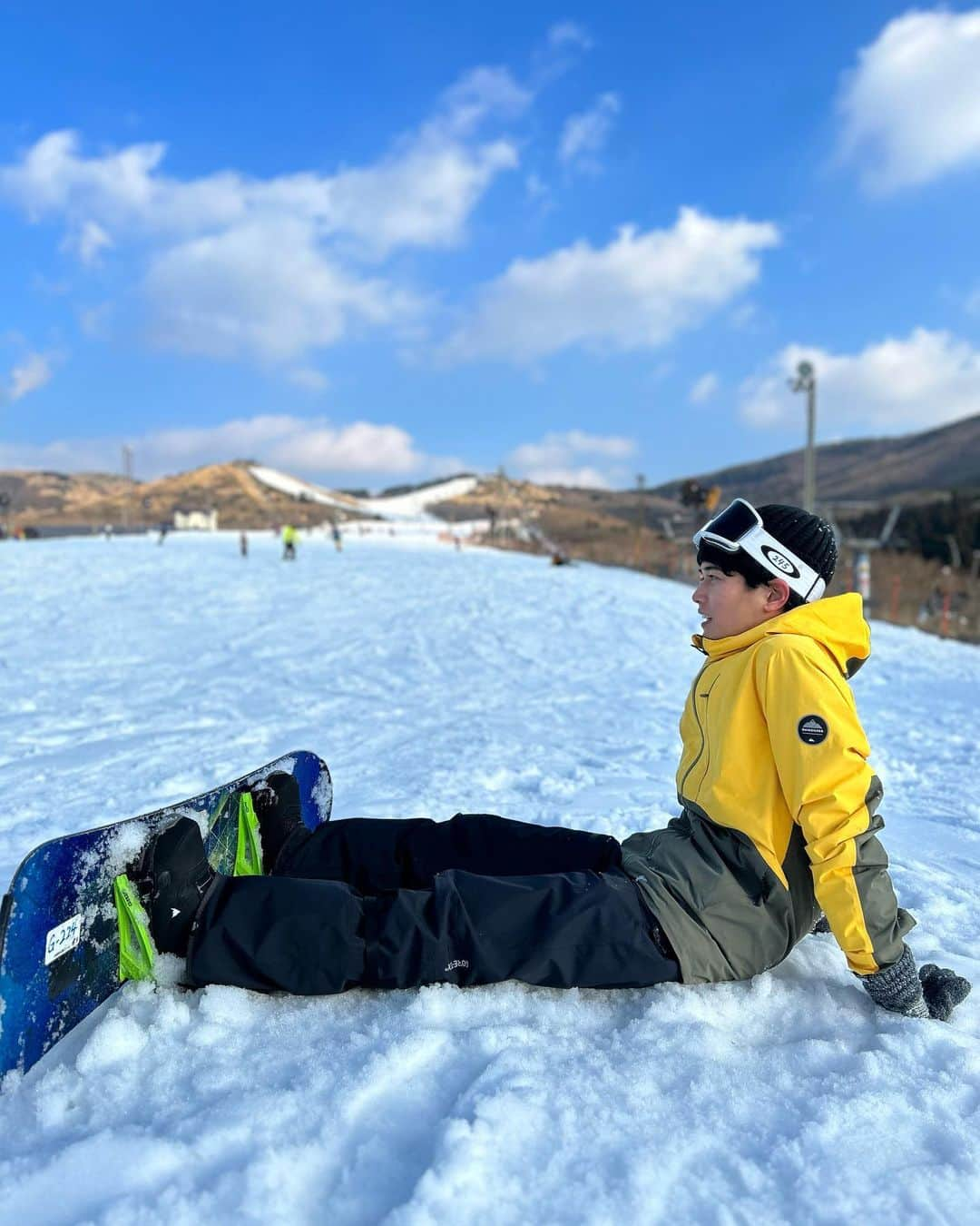 井口謙のインスタグラム：「． 北九州マラソンの筋肉痛も取れぬ中、スノボに行ってきました(嘘です)  先日一年ぶりに九重スキー場へ🏂 最初曇天だったものの、滑りを習得していくうちに晴れていき☀️  空が綺麗になった頃には、滑る体力がなくなっておりました。  にしても一年前を見ても、スノボに行った時は、カッコつけた投稿をしている…  ゲレンデマジックを意識しております。  そのあと半目になり、そしてこけました。  楽しかった！！  #くじゅう森林公園スキー場  #九重森林公園スキー場  #スノーボード#スノボ  #去年ジャンプに挑戦して以来 #当時のスーパーキッズ達に会えるかなと期待しましたが  #今回は会えませんでした」