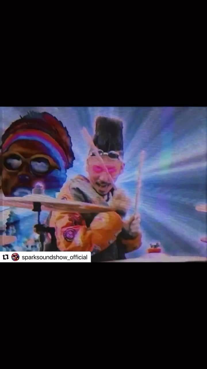 KAI_SHiNEのインスタグラム：「混ざらせてもらいましたー✌🏼 ネオスサシとAIを叫ぼう📢 ✨👽🤝👽✨  BIG UP‼︎🤘 #Repost @sparksoundshow_official  ・・・ ・ ・ 【MV解禁👽👽】 SPARK!!SOUND!!SHOW!! 3rd Full Album "音樂"に収録されている 新曲「むずかしいてれぱしい」のMV Short ver.を公開🛸🛸  そして2/22 0時より「むずかしいてれぱしい」のフルバージョンを 各サブスクリプションサービスにて先行配信決定！！ 是非チェックを👽👽  Director：Kento Fujiwara @kentofujiwora  Producer：Hayato Bo @hayarbus  Supervisor：Takasuke Kato (things.) @taka_6_vof  Lighting Director : Ibuki Katagiri  Production Assistant：Taiga Nakajima Stylist : 深緑 shogo @shogo_fukamidori  Sound Effect : KAI_SHiNE from 山嵐　@kai_shine134   #スサシ」