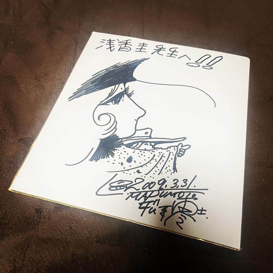 のインスタグラム：「松本零士先生  以前故郷の小倉。でお会いでき 名刺交換後、楽屋で いろんな裏話をして頂きました。  携わったキャラクターとも　 コラボして頂きました。  名前入りでサイン色紙まで 頂きました。本当に感謝です。  心からご冥福をお祈りいたします。  浅香圭  #松本零士#漫画#アーティスト#クリエイター#漫画家#イラスト#サイン#宝物#感謝#北九州#小倉」