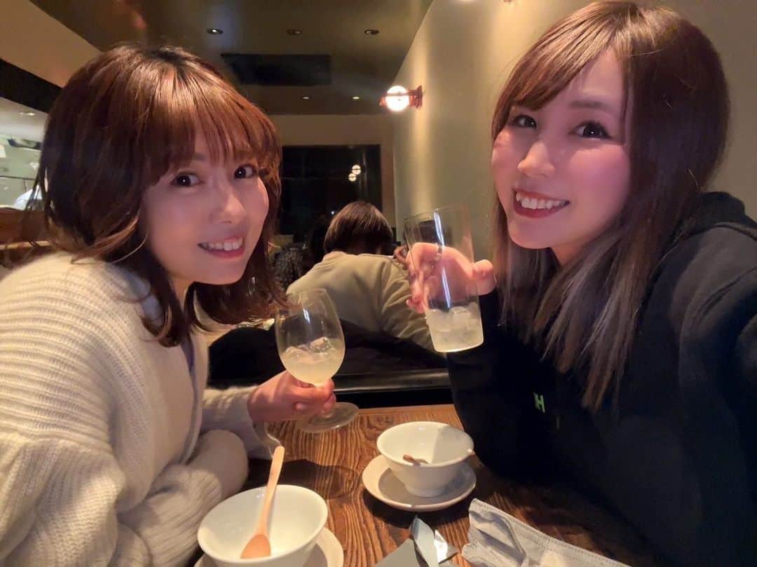 鈴木優梨のインスタグラム：「🥟  餃子が美味しいお店で 餃子と焼売食べたはずなのに  何故か写真フォルダに残ってたのは エビマヨと生春巻き🍤  #nihiro #餃子 #焼売 #写真フォルダが」