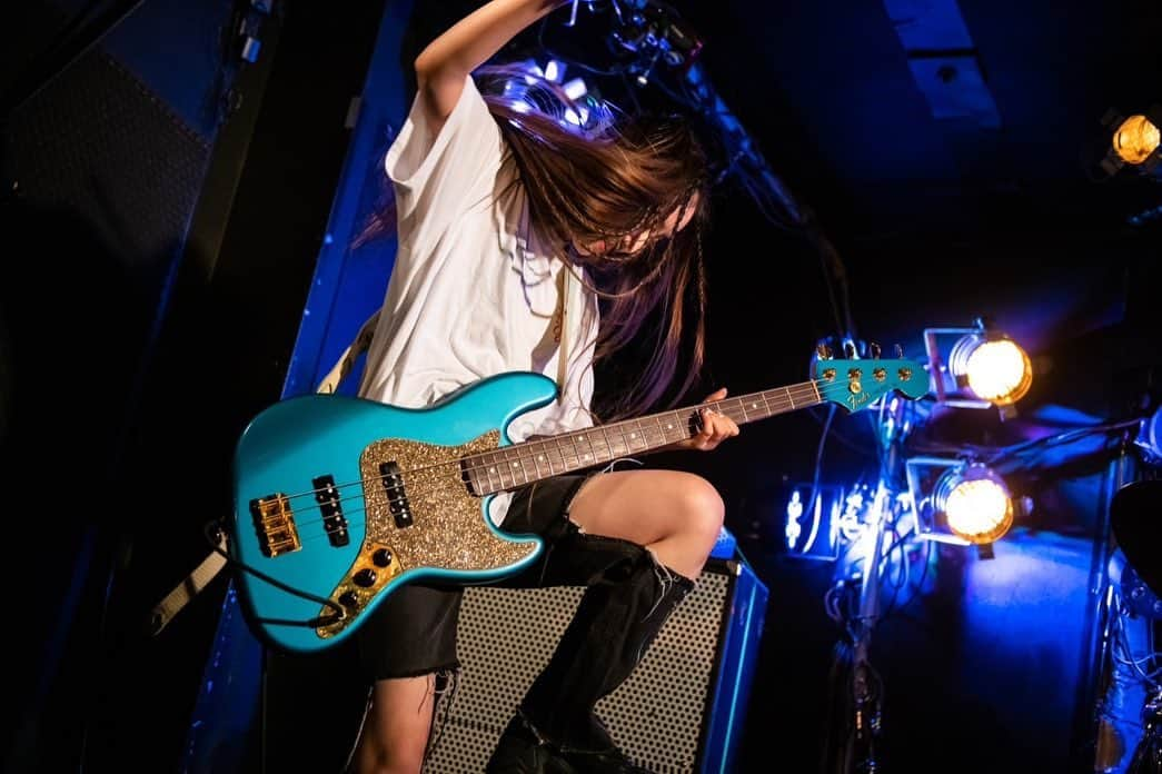 NOHANAのインスタグラム：「・ 2.11 @下北沢DaisyBar  ライブ楽しい❕ バンド楽しい❕❕  photo by @shimiken519  ・ #bass #bassist #bassgirl #live #livephotography #instagood #ベース #ベース女子 #CASPA」