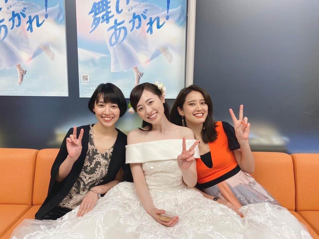 山崎紘菜のインスタグラム：「@asadora_bk_nhk  舞、結婚おめでとう…♡ 倫子さんはフランス人のパイロットと結ばれた模様です。 #初めましての由良先輩😳 #舞いあがれ！」