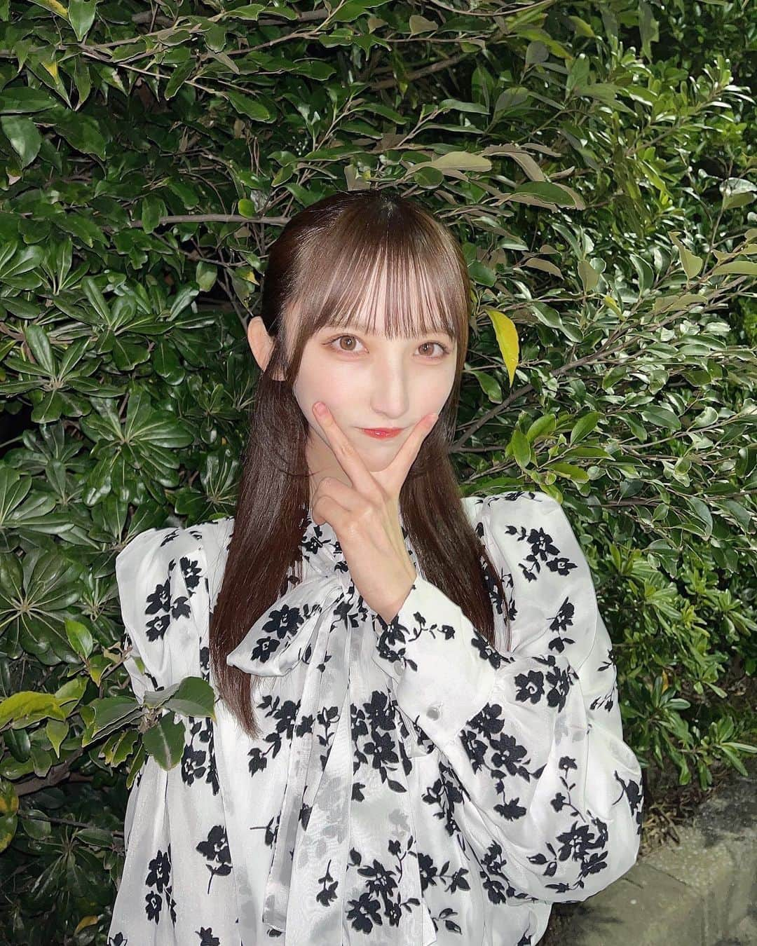 長友彩海のインスタグラム：「☺︎ このブラウス可愛くないですか＾＾ 最近物欲がそんなになかったけど やっぱり可愛い洋服はテンション上がりますね👗🎼🐈‍⬛  昨日でお話会全日程終了しました！ 会いに来て下さった全ての皆さんに 本当にとっても感謝しています💐。 いつか自分が表題曲を歌うシングルイベントが 開催出来るように頑張ります🕊️🎤(日本語合ってる？) これからもずっとよろしくねぇ~！  #akb48 #久しぶりのリップグロス #オンラインお話会  #私服 #ブラウス #ingni #instafashion #instagood  #instadaily #fashion #photo #f4f #fyp」