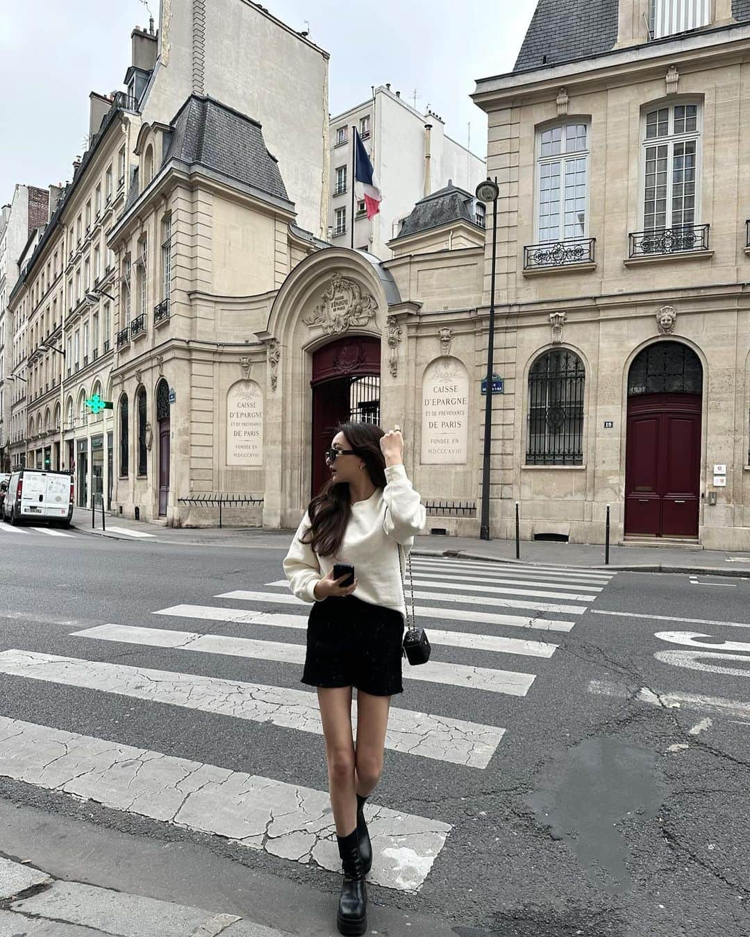 白倉あやさんのインスタグラム写真 - (白倉あやInstagram)「Paris outfits. fav tweed pants @mavimoon_official 🖤」2月20日 22時20分 - shirakur_a