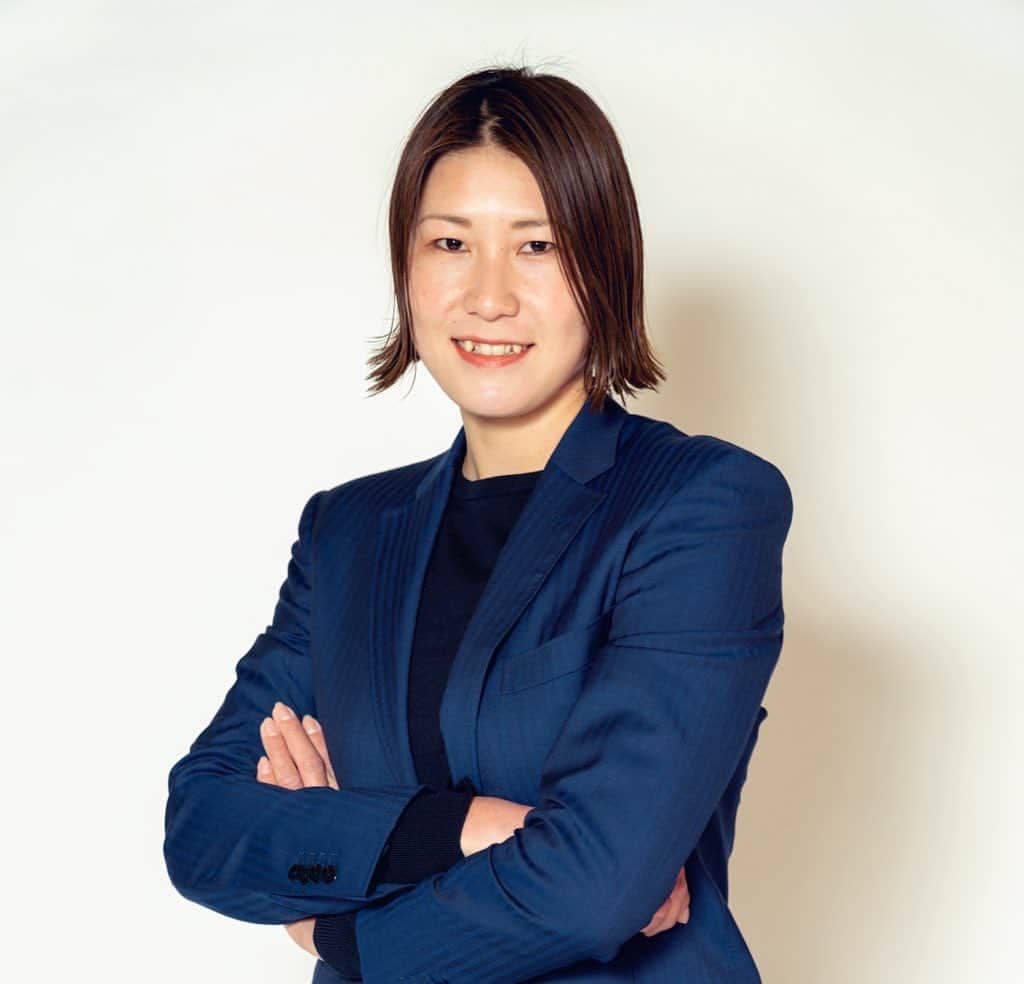 のインスタグラム：「プロフィール写真変えてみた。  あんまり自分の正面向いてる写真 好きじゃない。  でもスーツで綺麗に撮ってもらったから…  32さいのわたし。なんつって🥹笑」