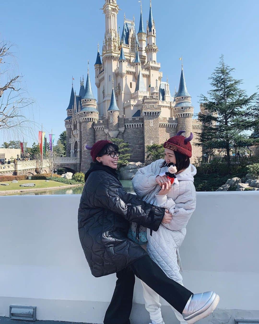 0703maiのインスタグラム：「大体嫌がられがち🫶🏼 . . @ryuchan1117  . . 昼と夕🏰🤳 とりあえずお城で撮っとけば良いっしょ的なやつ。笑 食べて座って、食べて座って、飲んで、 アトラクションからの食べて座って♻️ 風も無くポカポカで最高だった🫶🏼 . . #りゅーまい #東京ディズニーランド #ディズニーランド #ディズニーコーデ #オセロコーデ #tokyodisneyland #tokyodisneyresort #tdl #disneycode #disneyfashion #mamacode #monotone . . @ryuchan1117 #ホワイトコーデ  @0703mai #ブラックコーデ キルティング合わせのオセロ⚫️⚪️」