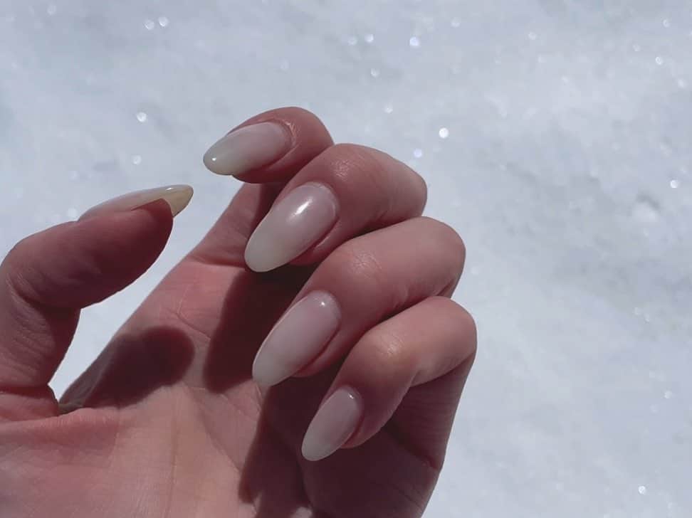 宮内理沙のインスタグラム：「new nail✔︎  今回はシアー感のあるホワイトにしてみました☃️❄️ 今までは毎回アート系にしていたけど段々シンプルなものが好ましくなってきた、、🙈  #練乳ネイル #名前は適当です #🍓」