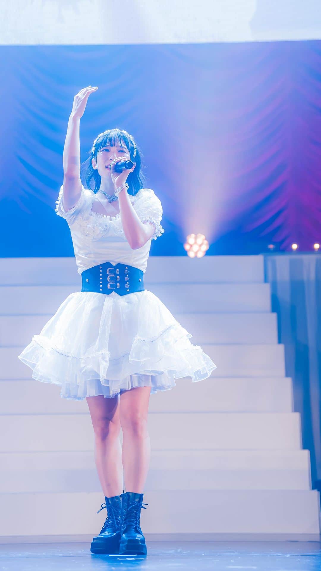 のインスタグラム：「現役アイドルちゅ〜👼🏻⋆͛☽.ﾟ  ライブを凝縮したmovie作ってみました！色々な表情やダンスをするみんちゃんが見られます！！沢山見てね🤍   #japaneseidol  #アイドル衣装  #マイディア #是枝優美  #三つ編みアレンジ」