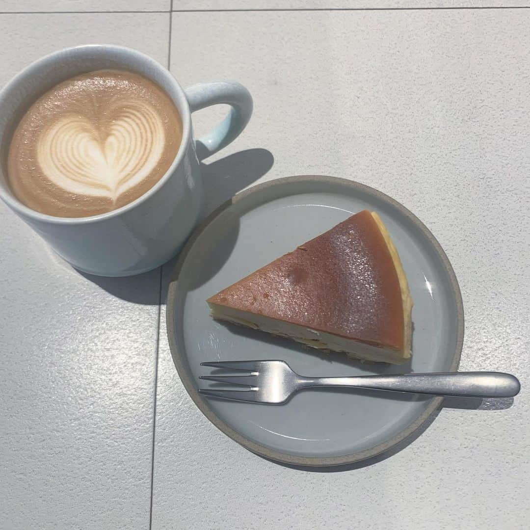 有賀彩夏さんのインスタグラム写真 - (有賀彩夏Instagram)「とってもいいカフェ見つけた☕️ 席にコンセントついてるし集中できる💻」2月20日 22時35分 - ari_ayaka